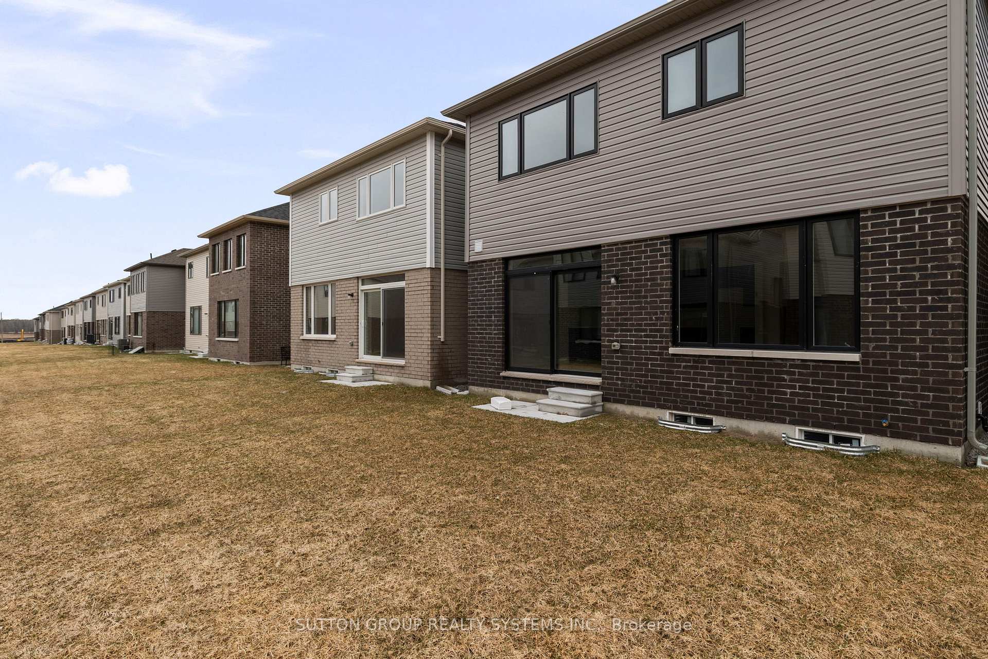 Photo 13 of 42 Rochester Drive, Barrie, Innis-Shore — HOMEH