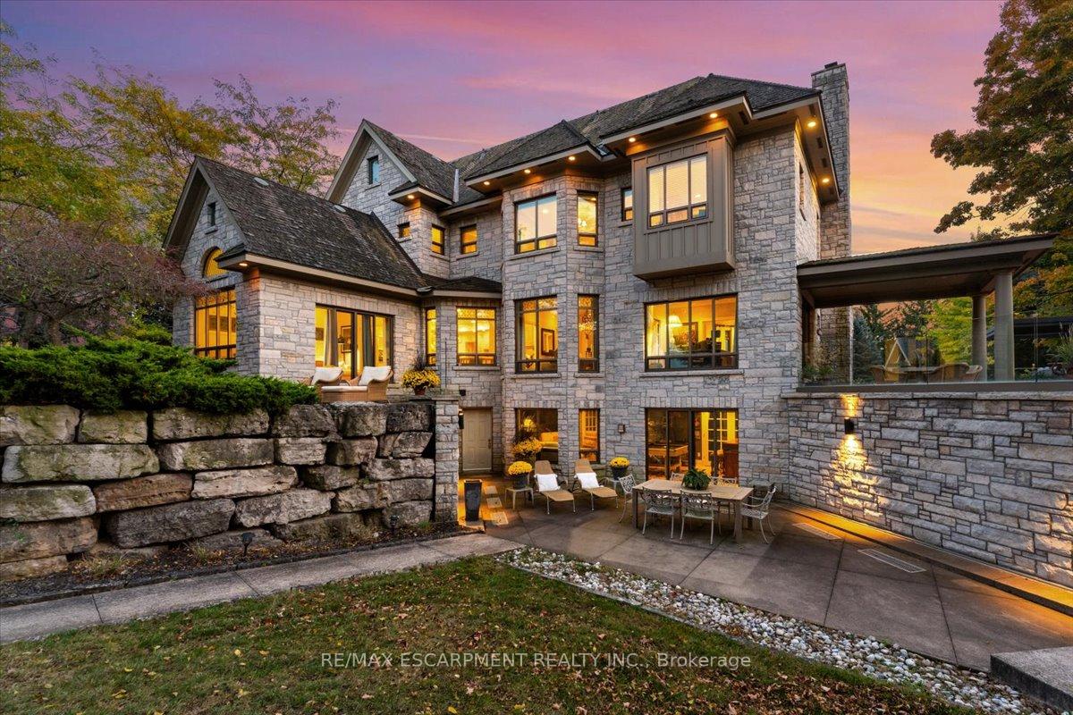 Front of 90 Ridge Road W