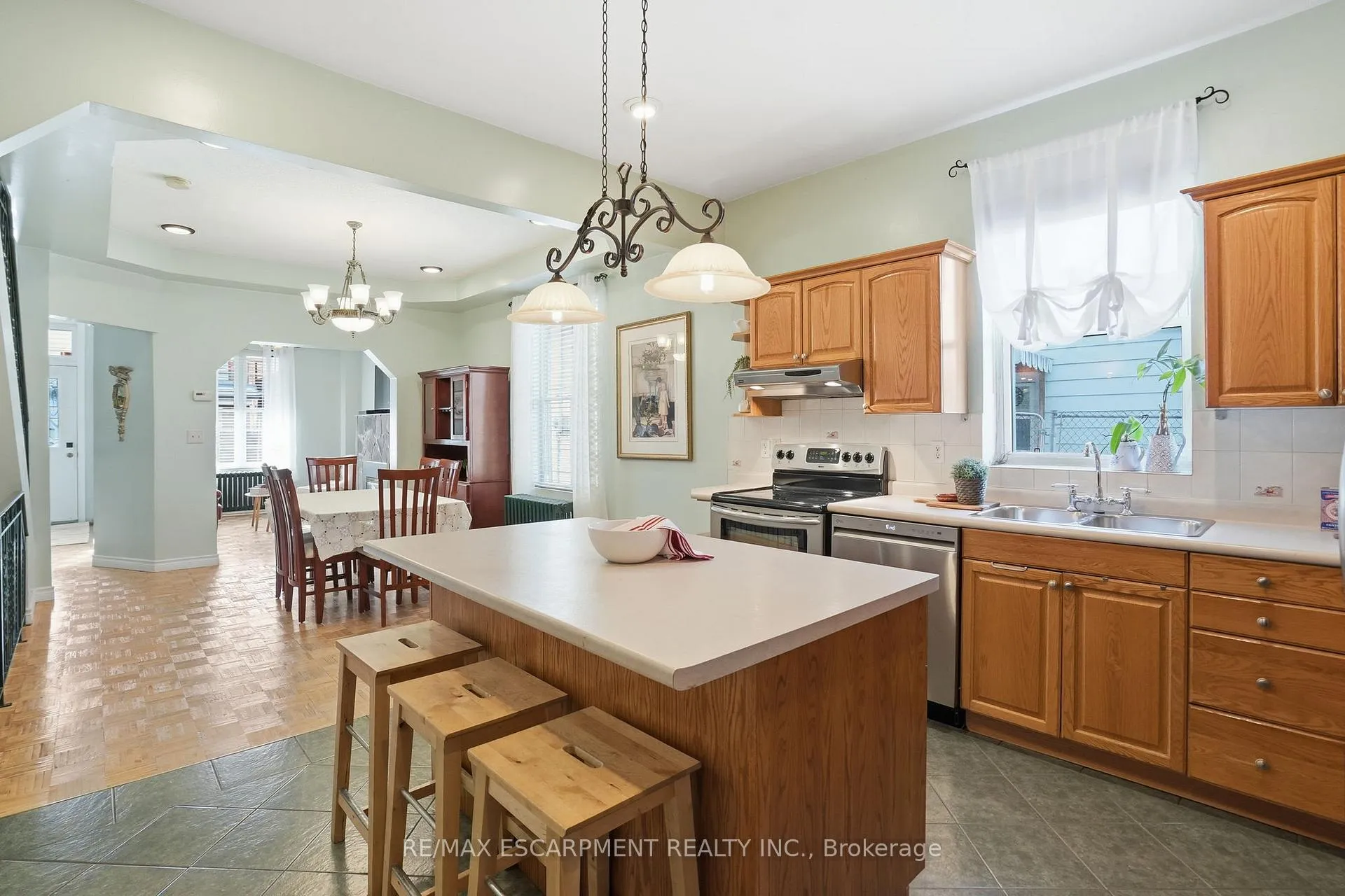 Photo 13 of 81 Simcoe Street E, Hamilton, North End — HOMEH