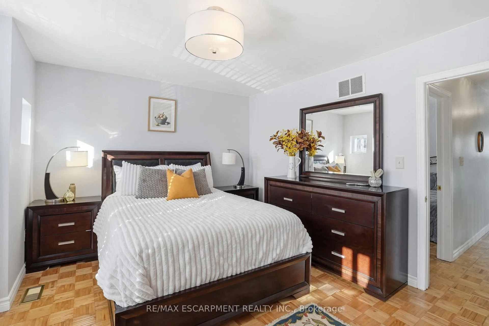 Photo 22 of 81 Simcoe Street E, Hamilton, North End — HOMEH