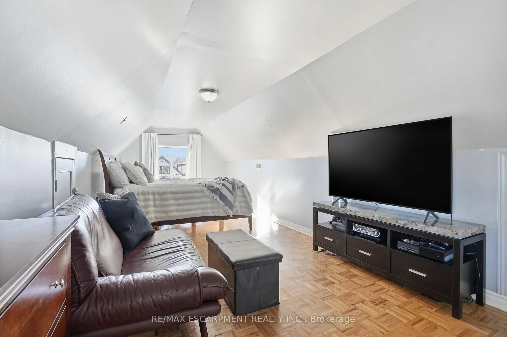 Photo 32 of 81 Simcoe Street E, Hamilton, North End — HOMEH