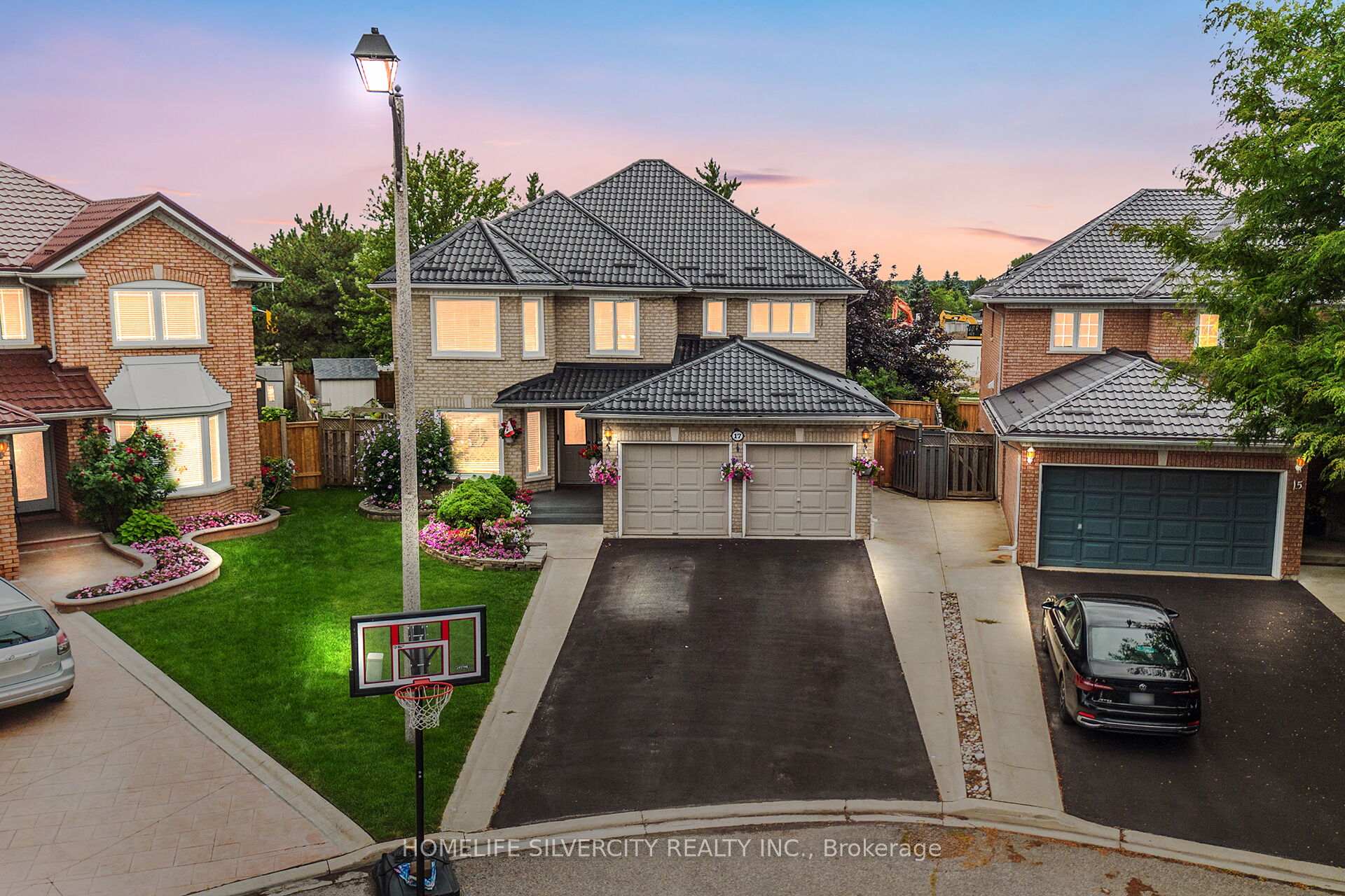 Front of 17 Siesta Court