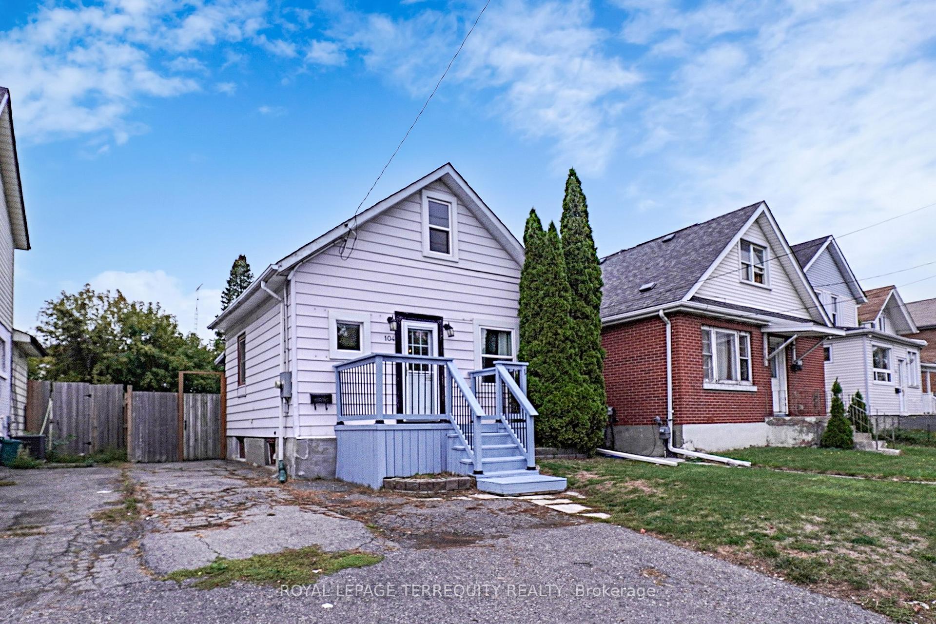 Front of 104 Park Road S