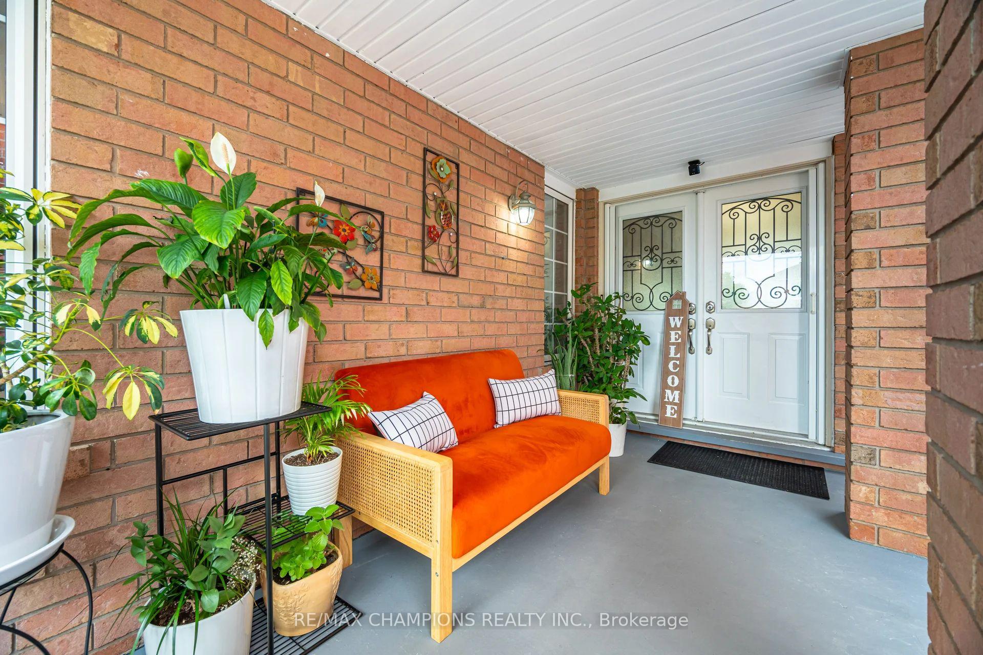 Photo 4 of 41 Garibaldi Drive, Brampton, Fletcher's Meadow — HOMEH