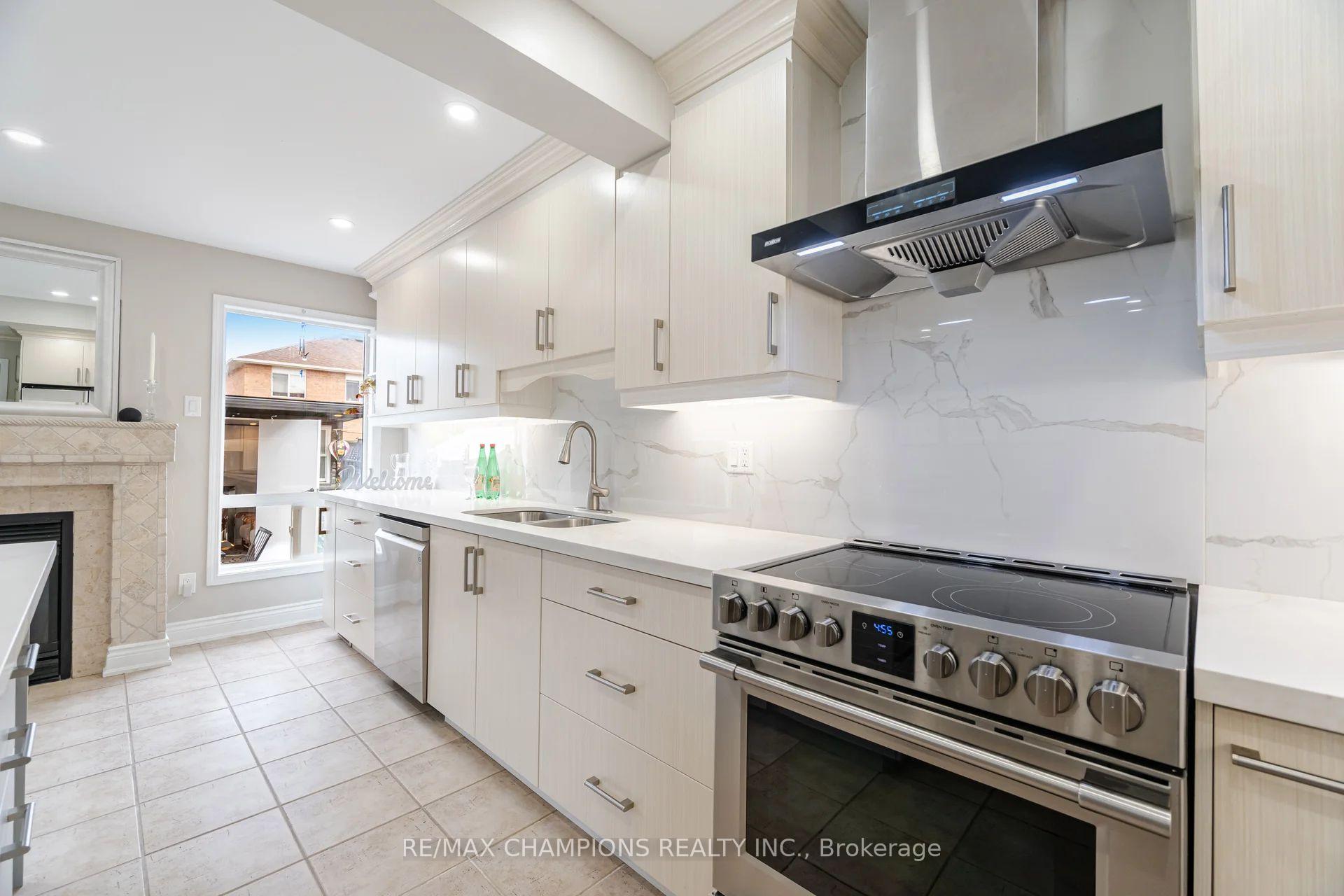 Photo 10 of 41 Garibaldi Drive, Brampton, Fletcher's Meadow — HOMEH