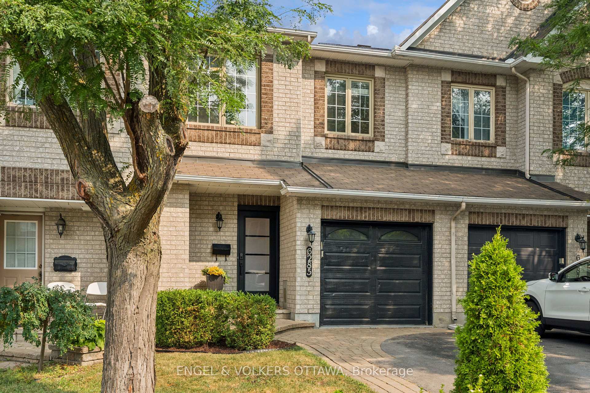 Photo 3 of 6285 Sablewood Place, Ottawa, Chapel Hill — HOMEH
