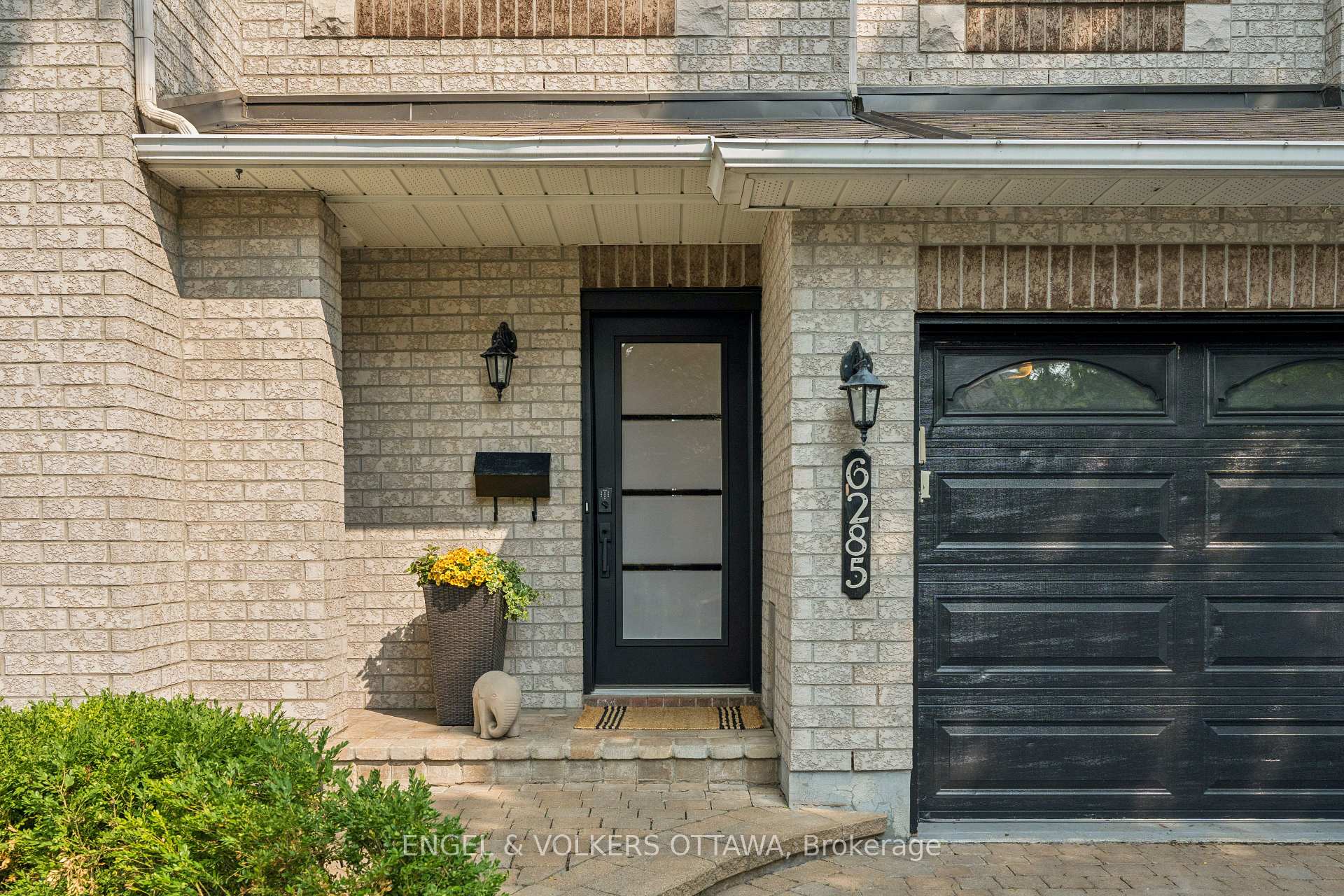 Photo 2 of 6285 Sablewood Place, Ottawa, Chapel Hill — HOMEH