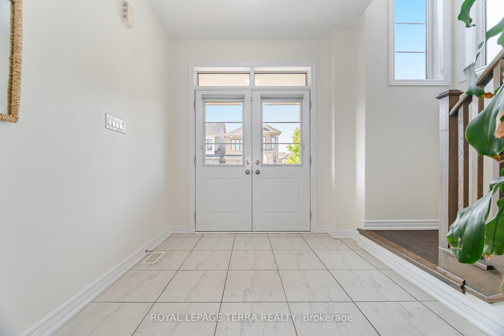Photo 9 of 47 Cobriza Crescent, Brampton, Northwest Brampton — HOMEH