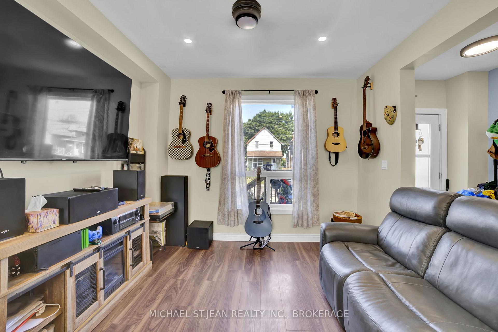 Photo 11 of 6 Frederick Avenue, Hamilton, Crown Point — HOMEH