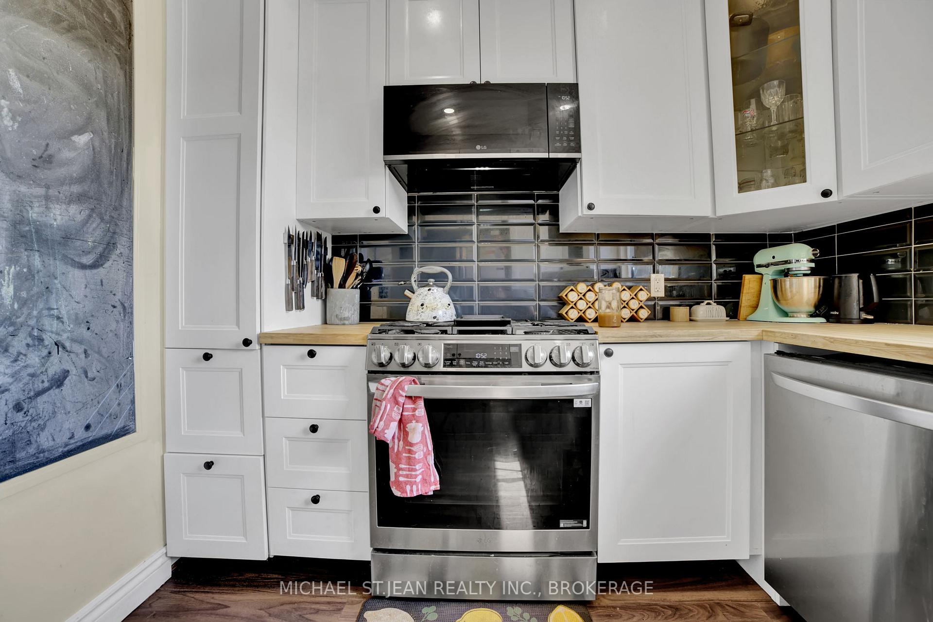 Photo 12 of 6 Frederick Avenue, Hamilton, Crown Point — HOMEH