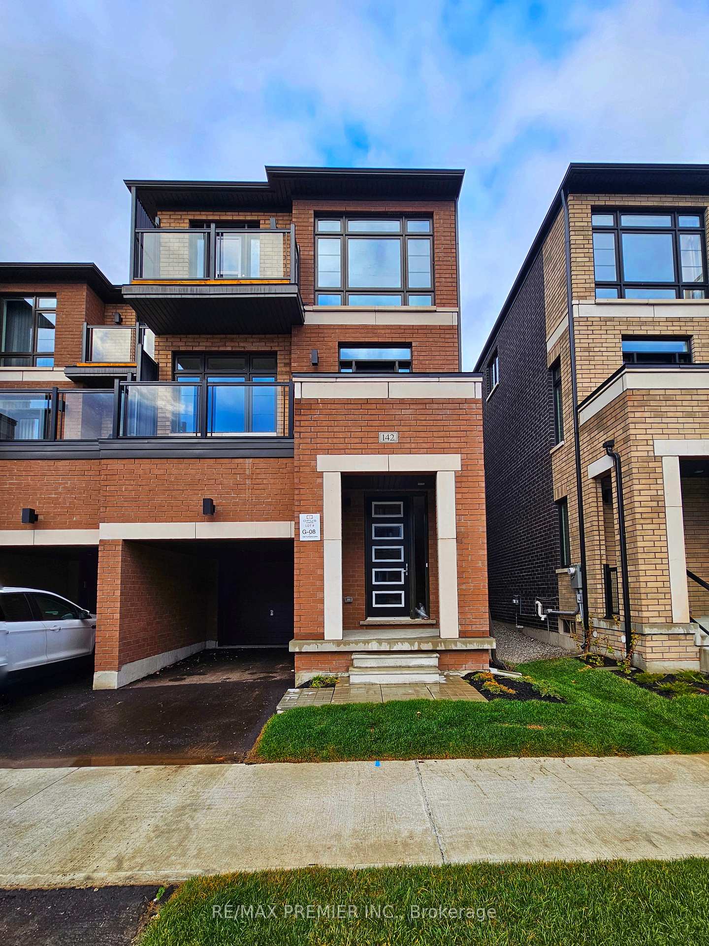 Front of 142 Turnberry Lane