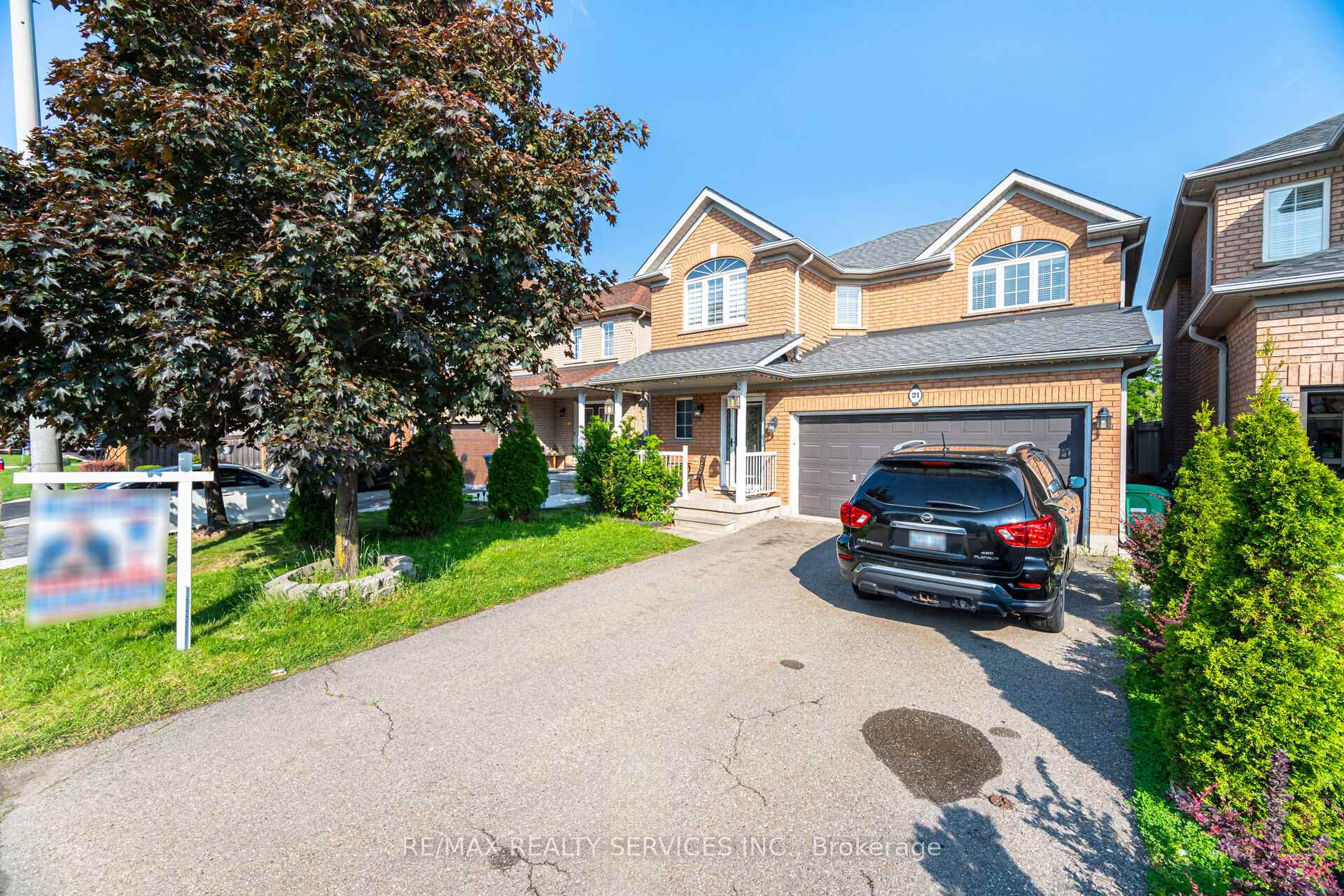 Photo 2 of 21 Queen Mary Drive, Brampton, Fletcher's Meadow — HOMEH