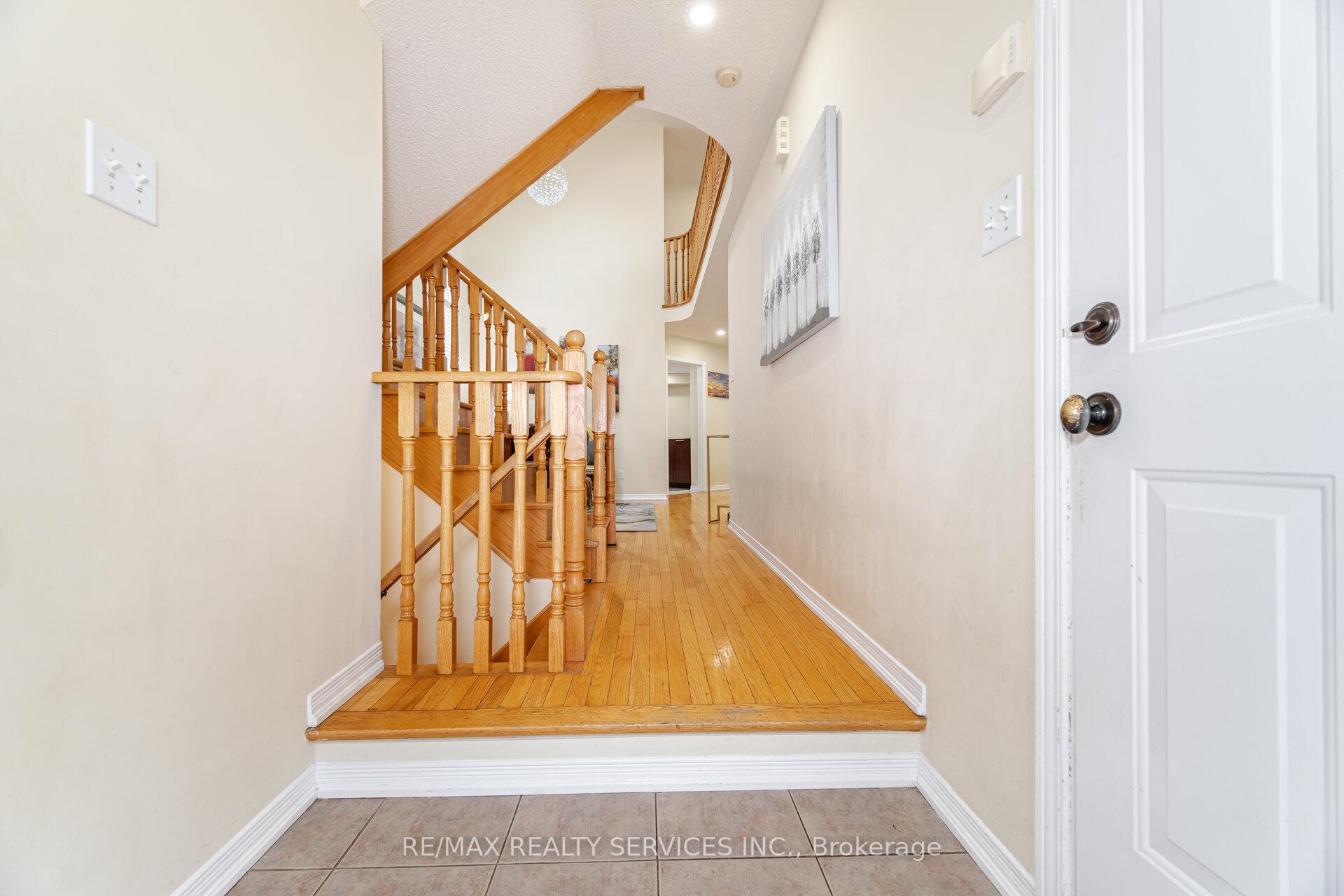 Photo 5 of 21 Queen Mary Drive, Brampton, Fletcher's Meadow — HOMEH