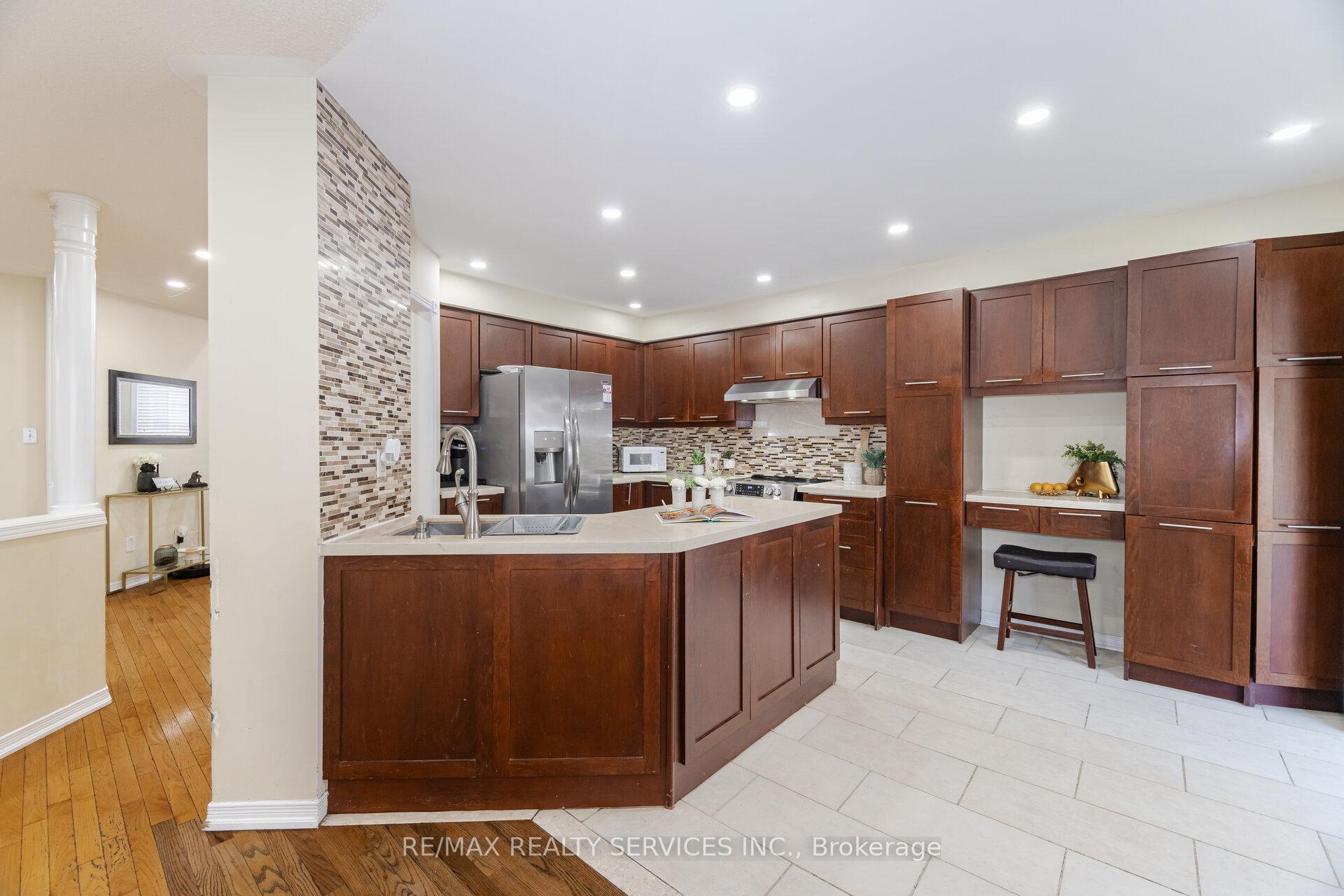 Photo 9 of 21 Queen Mary Drive, Brampton, Fletcher's Meadow — HOMEH