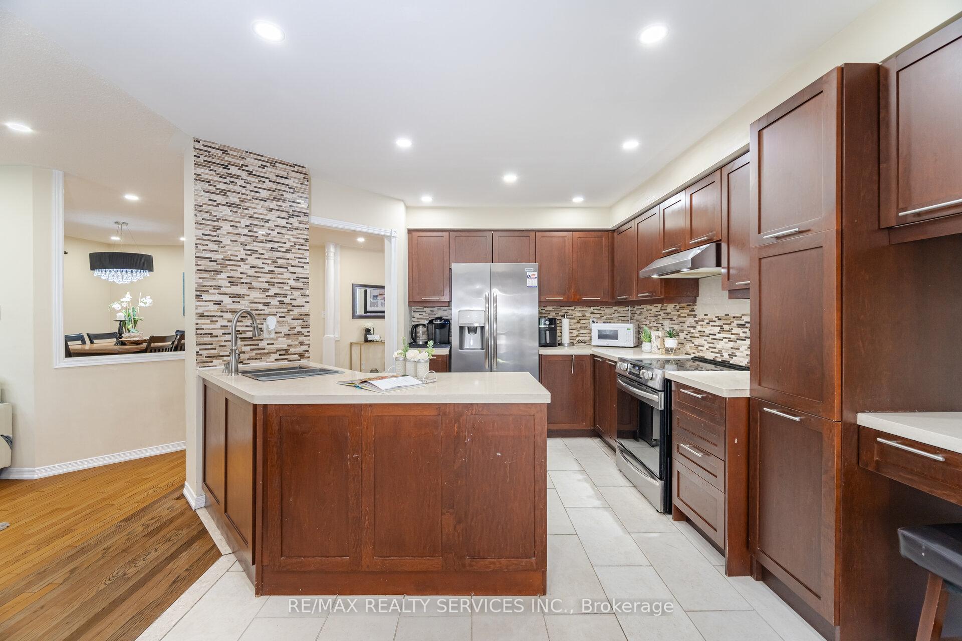 Photo 10 of 21 Queen Mary Drive, Brampton, Fletcher's Meadow — HOMEH