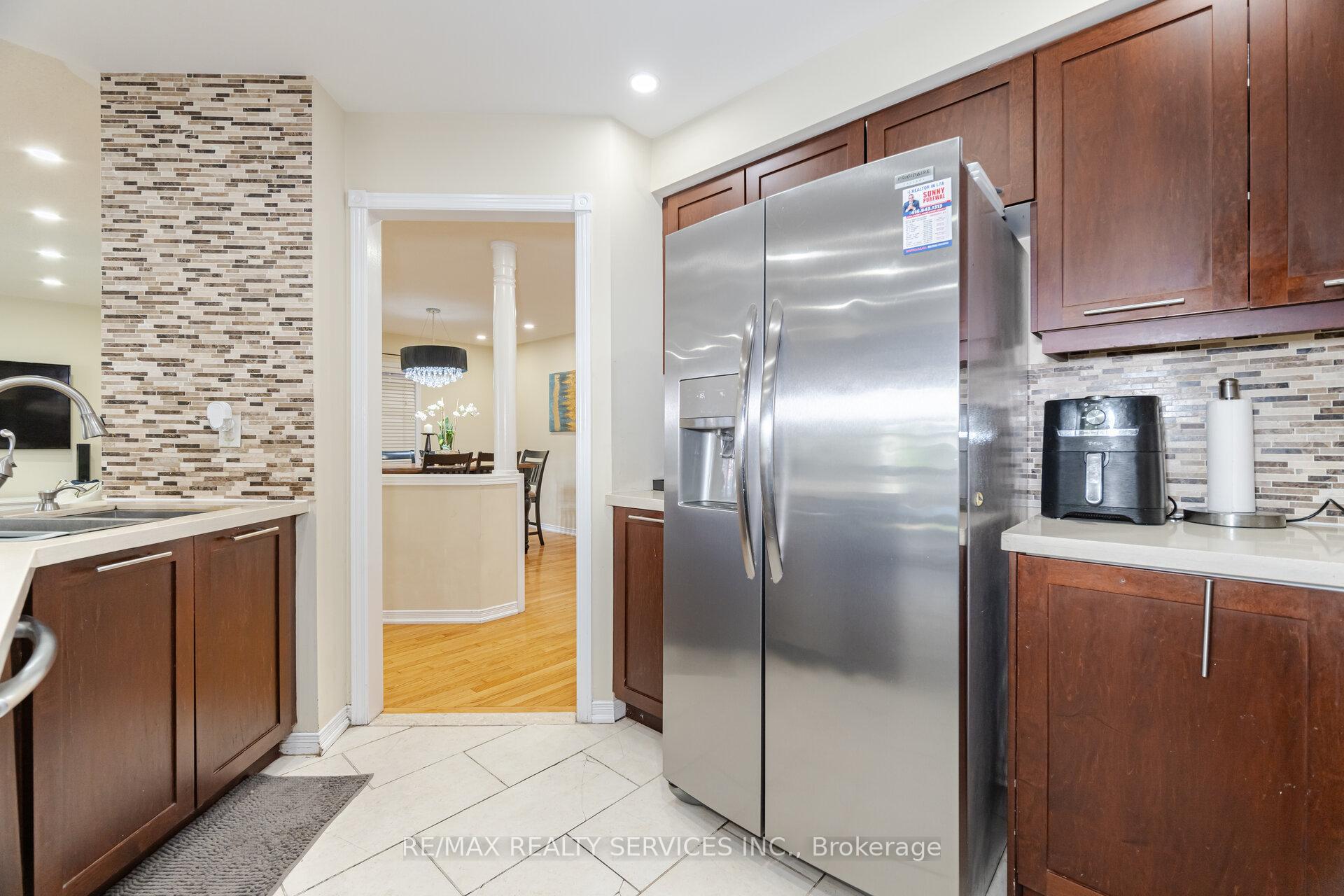 Photo 13 of 21 Queen Mary Drive, Brampton, Fletcher's Meadow — HOMEH