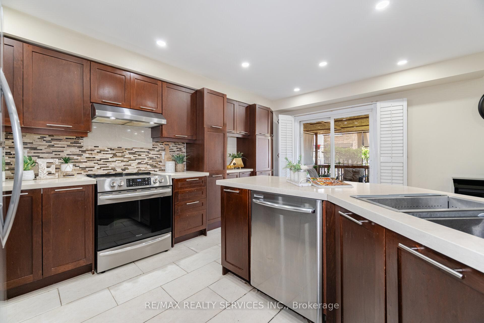 Photo 12 of 21 Queen Mary Drive, Brampton, Fletcher's Meadow — HOMEH
