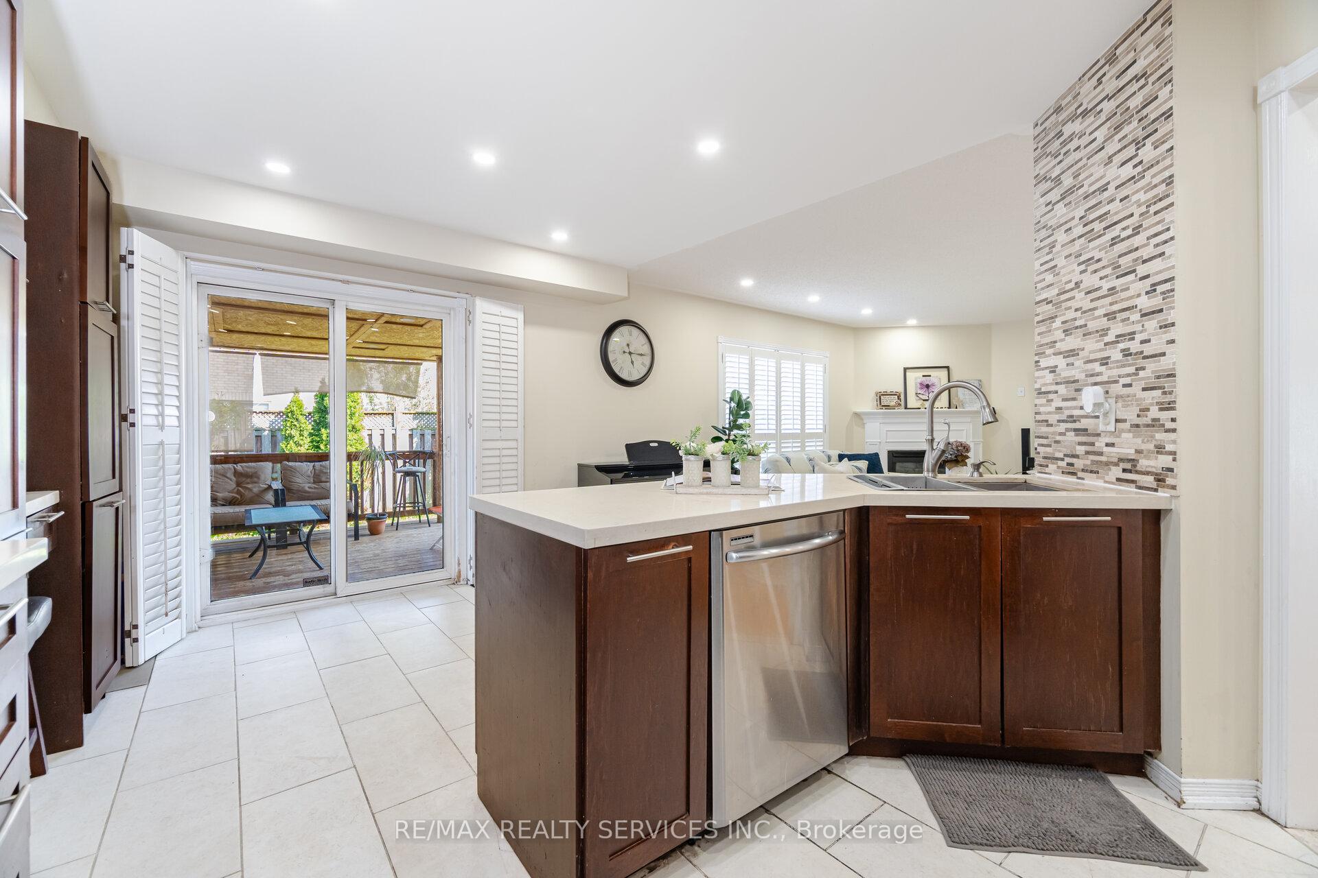 Photo 17 of 21 Queen Mary Drive, Brampton, Fletcher's Meadow — HOMEH