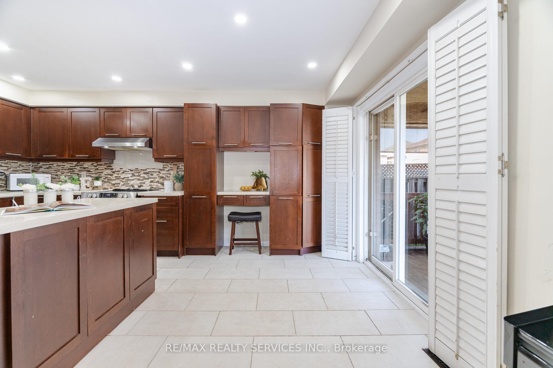 Photo 14 of 21 Queen Mary Drive, Brampton, Fletcher's Meadow — HOMEH