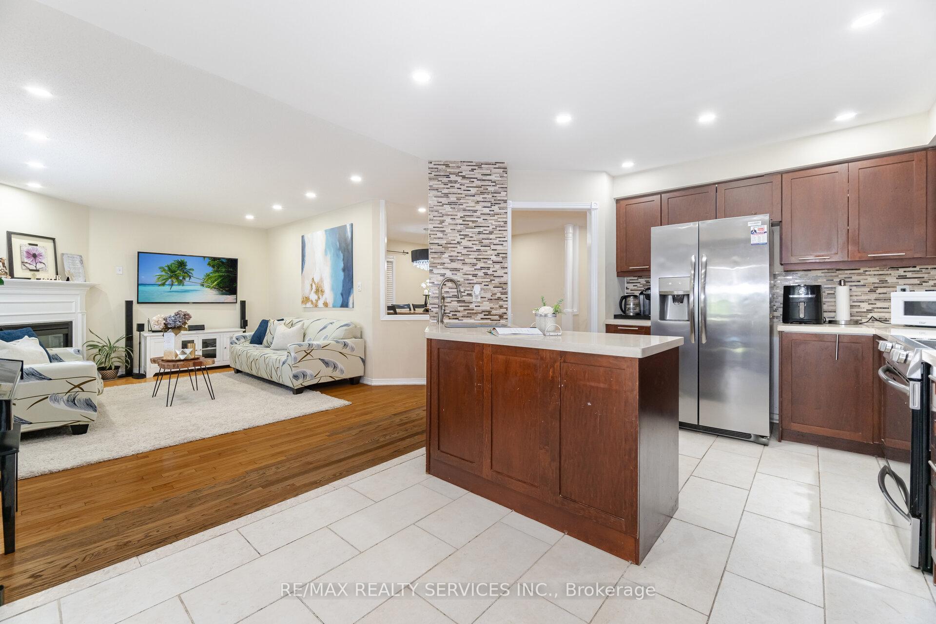 Photo 16 of 21 Queen Mary Drive, Brampton, Fletcher's Meadow — HOMEH