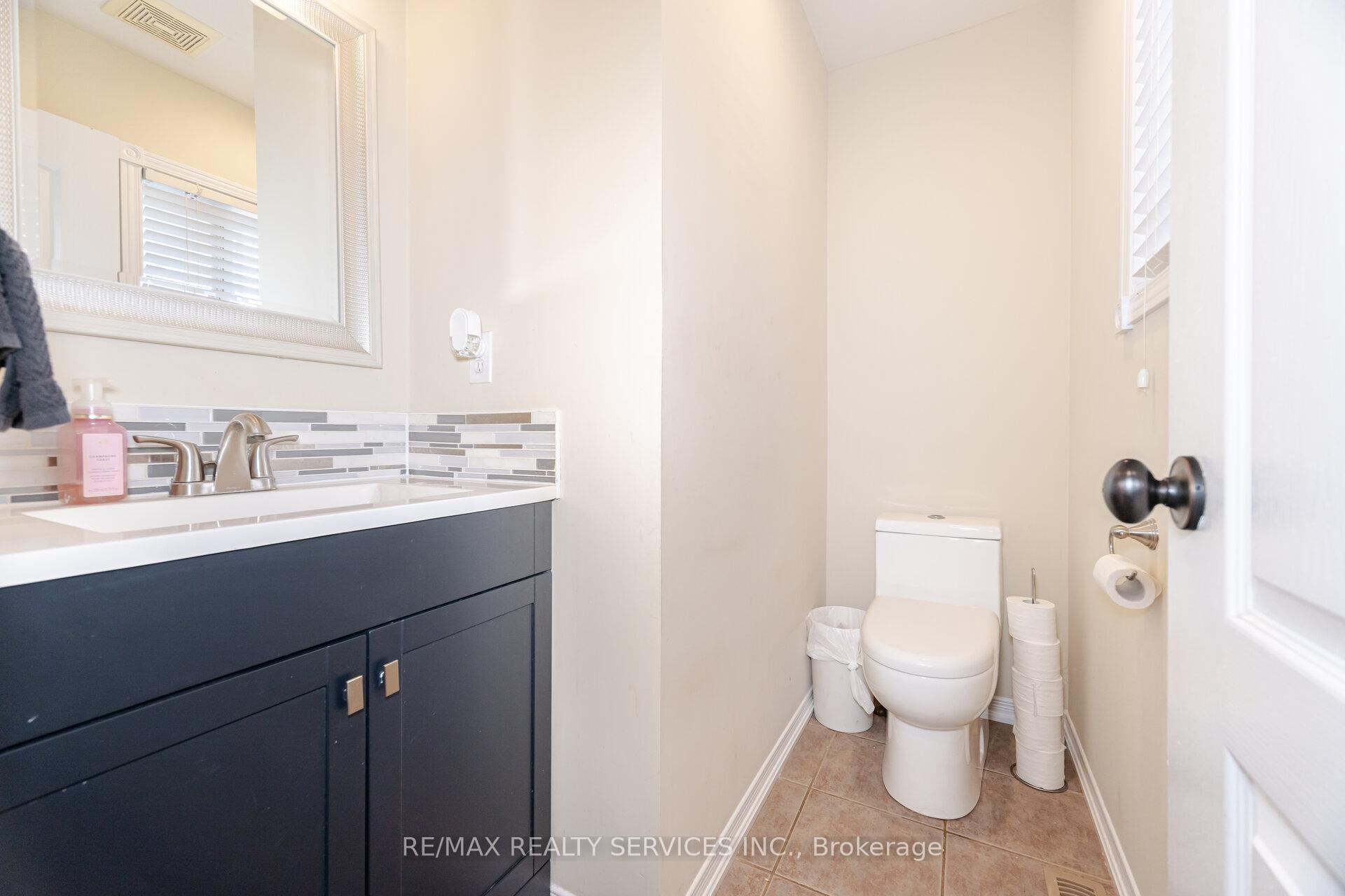 Photo 22 of 21 Queen Mary Drive, Brampton, Fletcher's Meadow — HOMEH