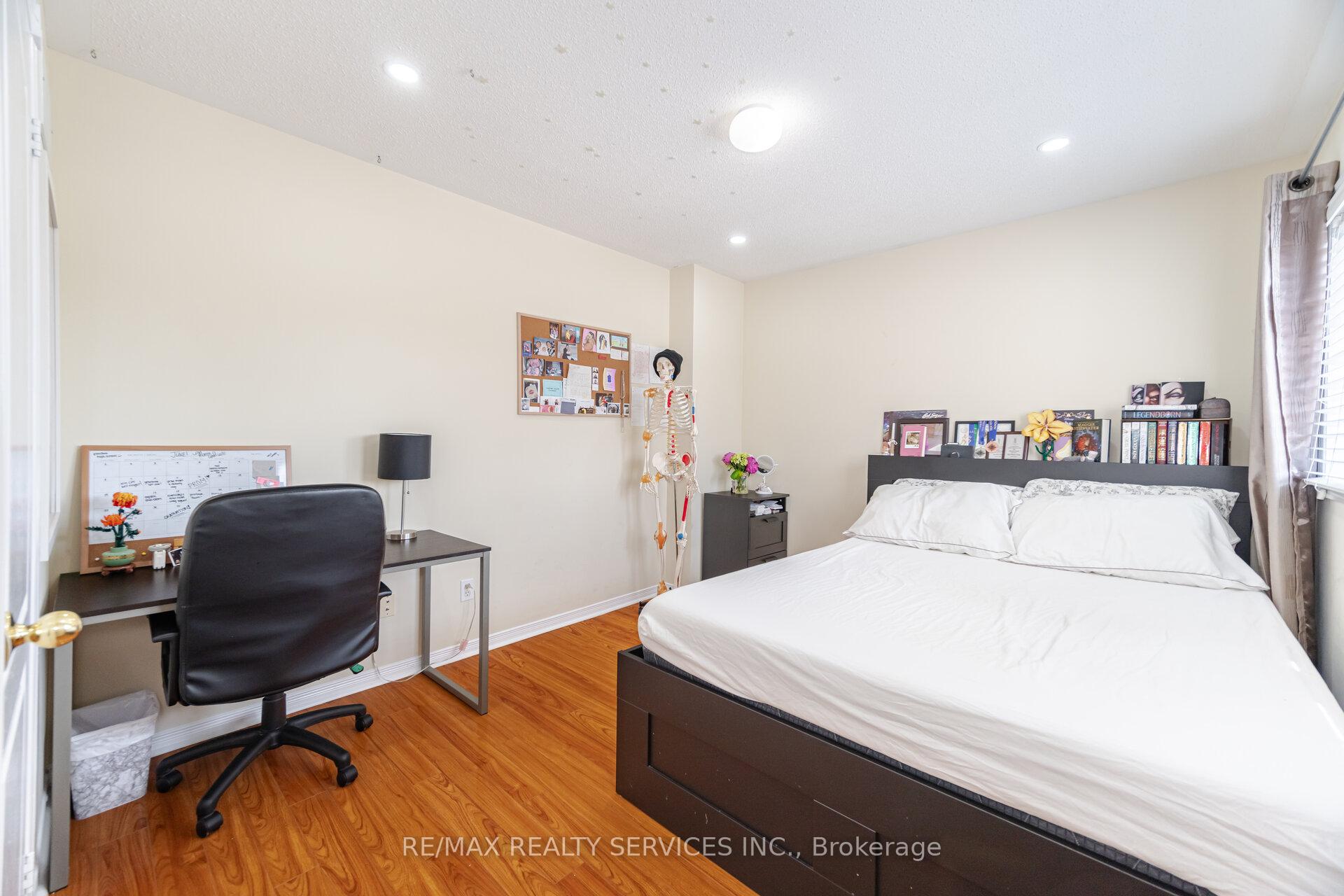 Photo 27 of 21 Queen Mary Drive, Brampton, Fletcher's Meadow — HOMEH