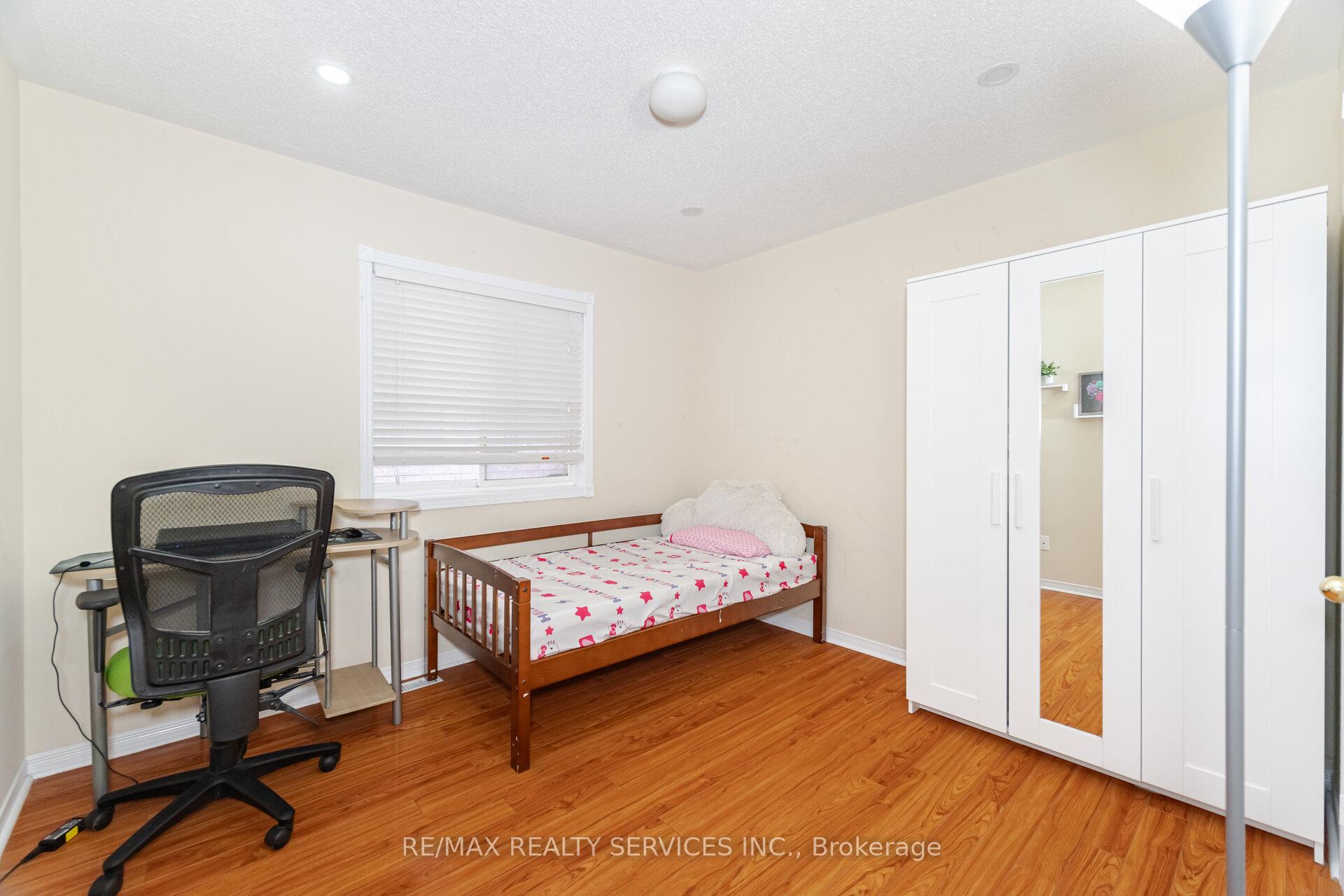 Photo 26 of 21 Queen Mary Drive, Brampton, Fletcher's Meadow — HOMEH