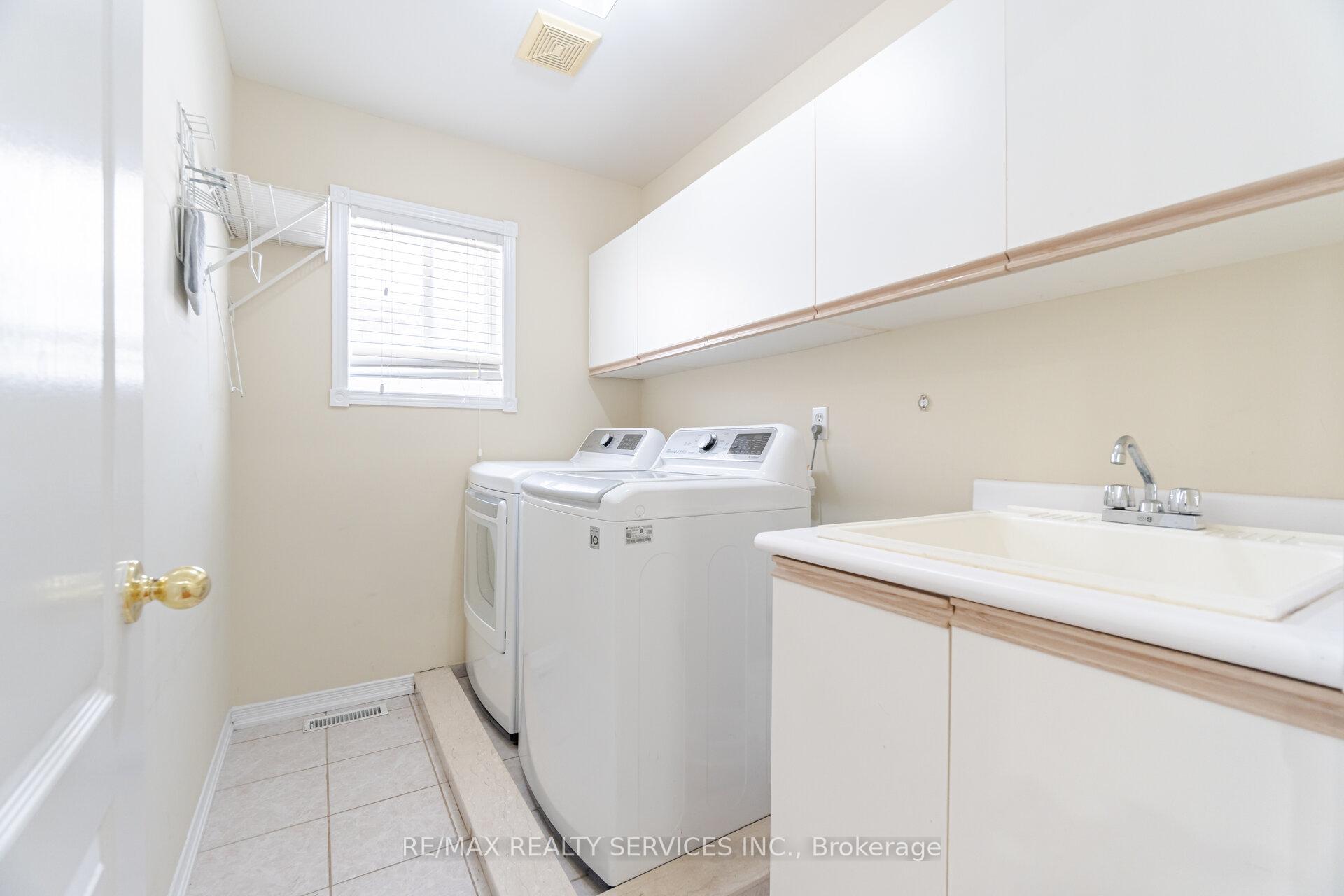 Photo 31 of 21 Queen Mary Drive, Brampton, Fletcher's Meadow — HOMEH