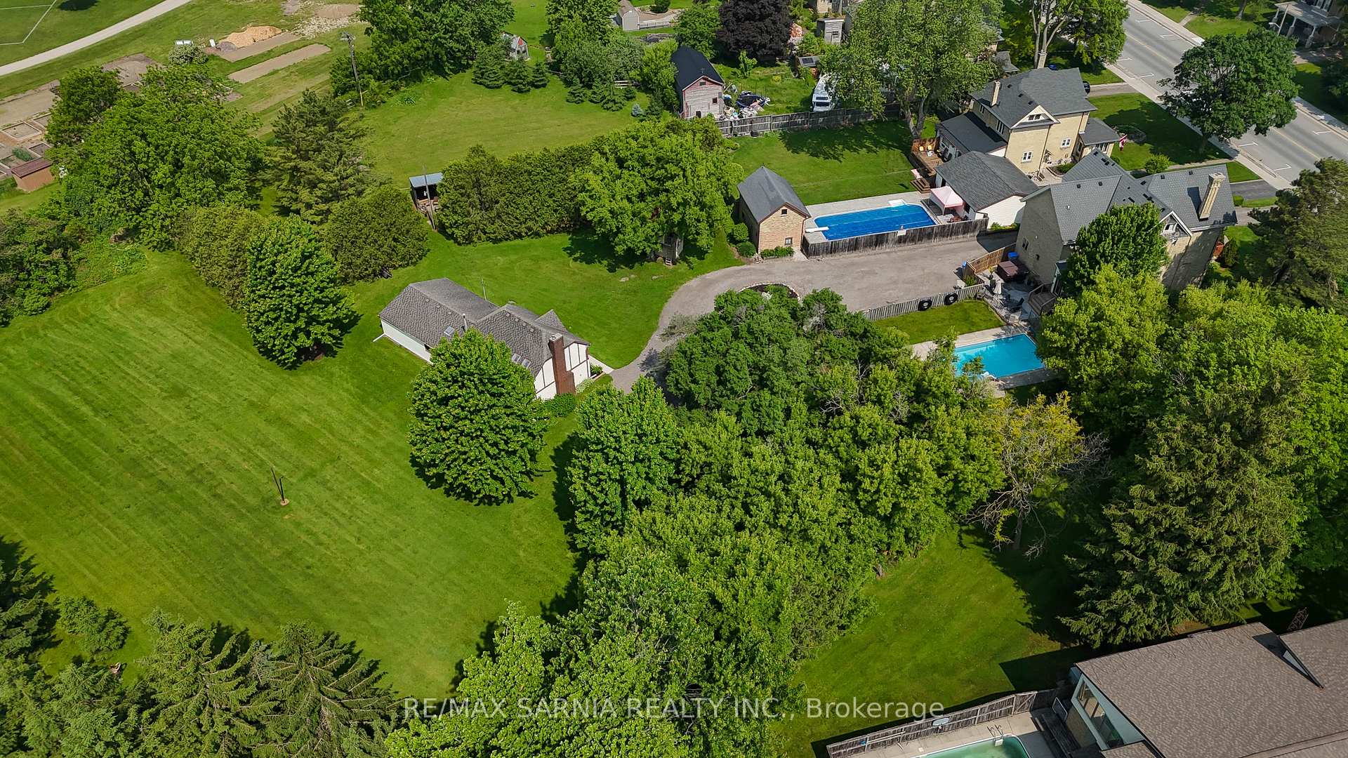 Photo 10 of 231 Main Street, Lucan Biddulph, Lucan — HOMEH