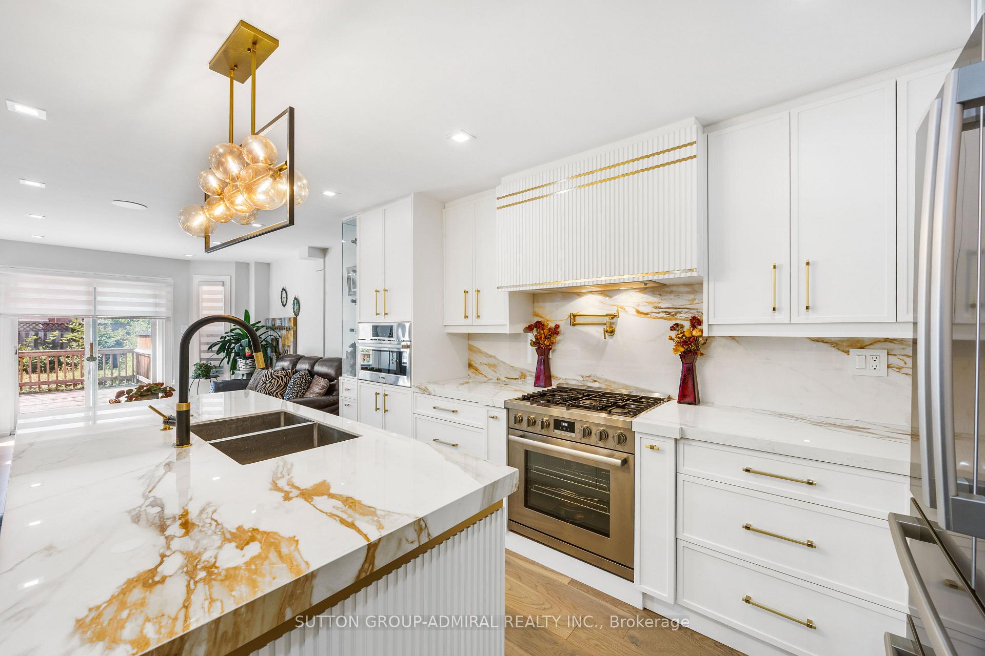 Photo 4 of 134 Gailcrest Circle, Vaughan, Crestwood-Springfarm-Yorkhill — HOMEH