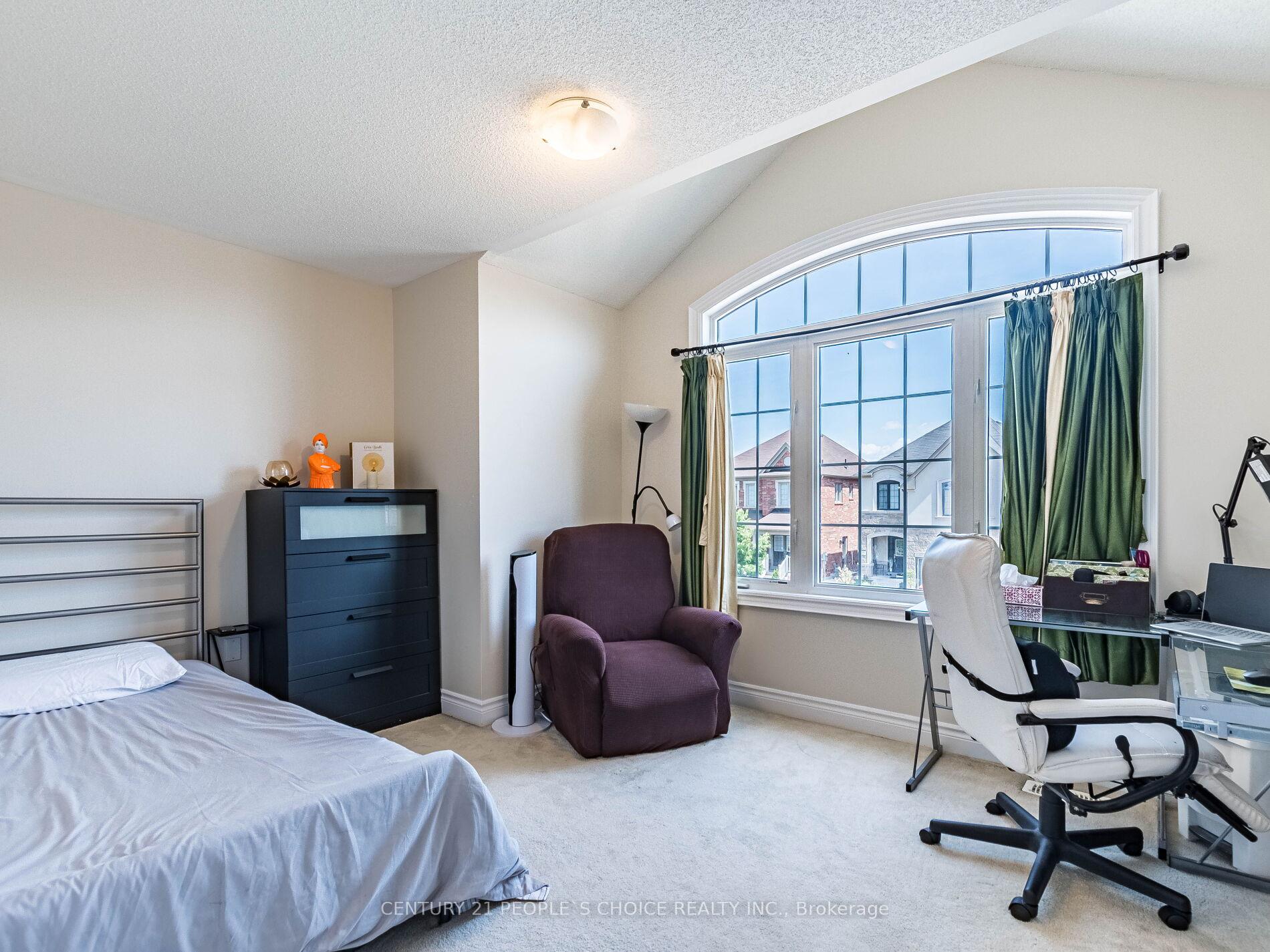 Photo 23 of 4 Dunley Crescent, Brampton, Credit Valley — HOMEH