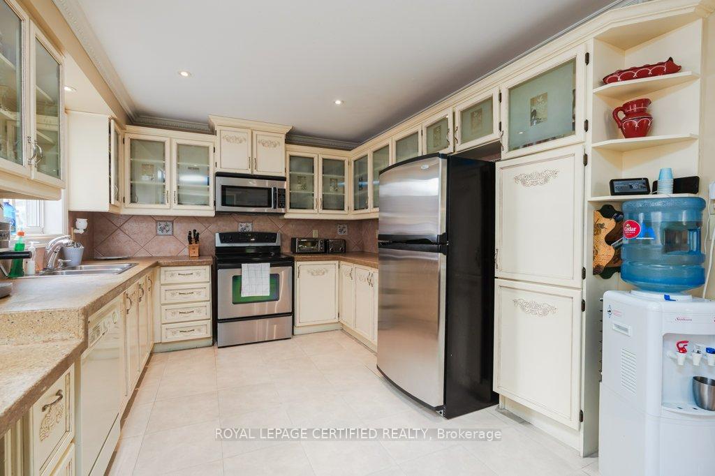 Photo 17 of 26 Madrid Crescent, Brampton, Central Park — HOMEH