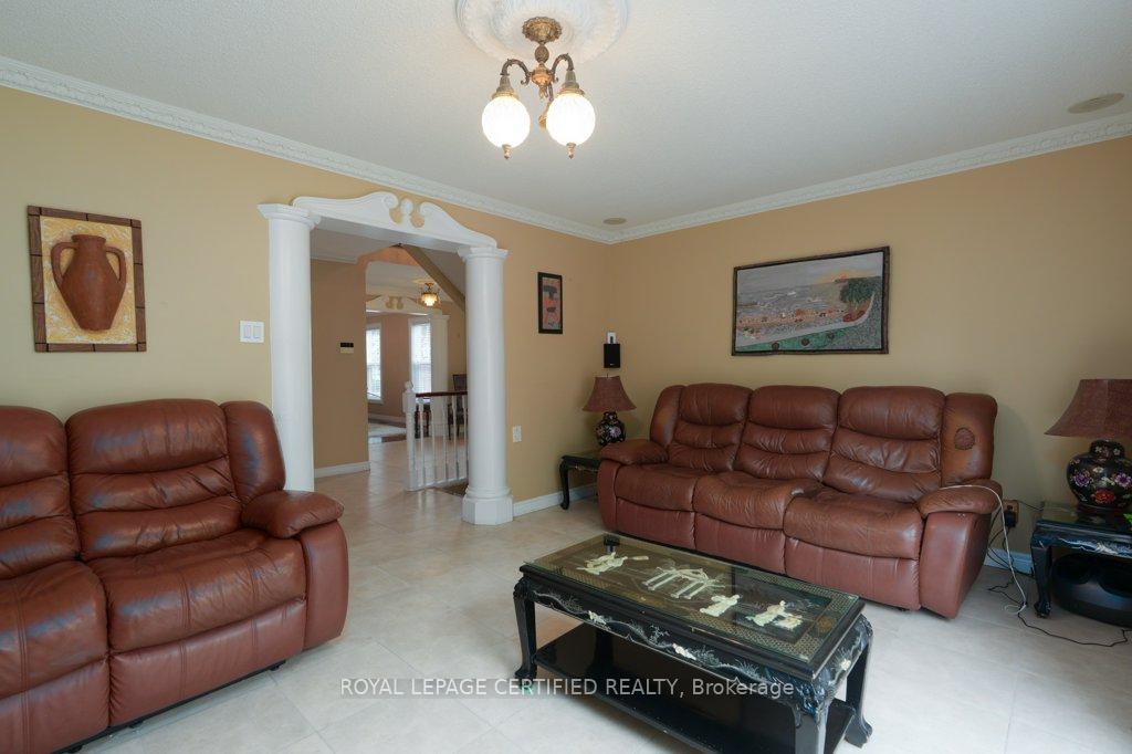 Photo 16 of 26 Madrid Crescent, Brampton, Central Park — HOMEH