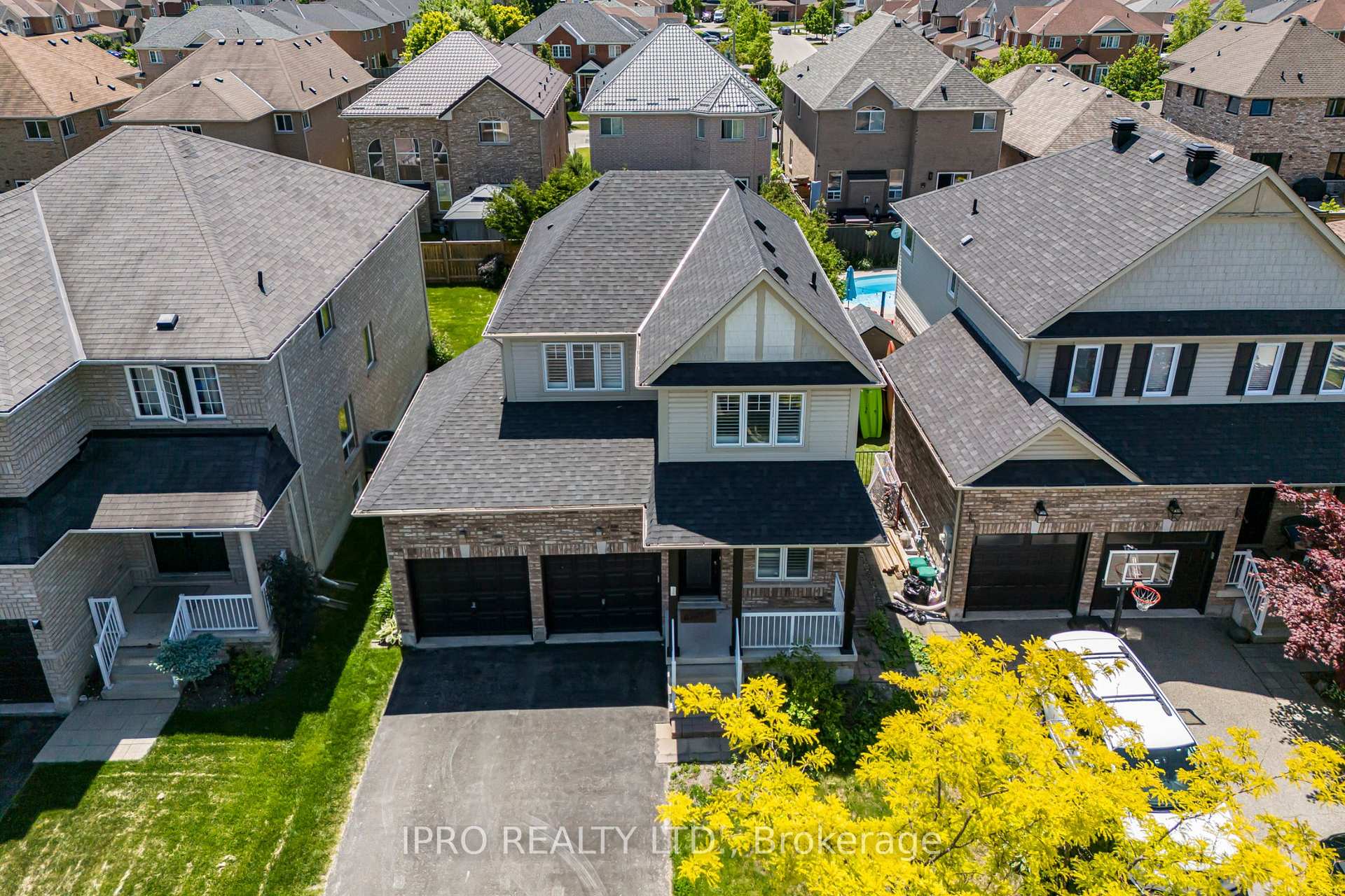 Photo 2 of 15 Connaught Lane, Barrie, Innis-Shore — HOMEH