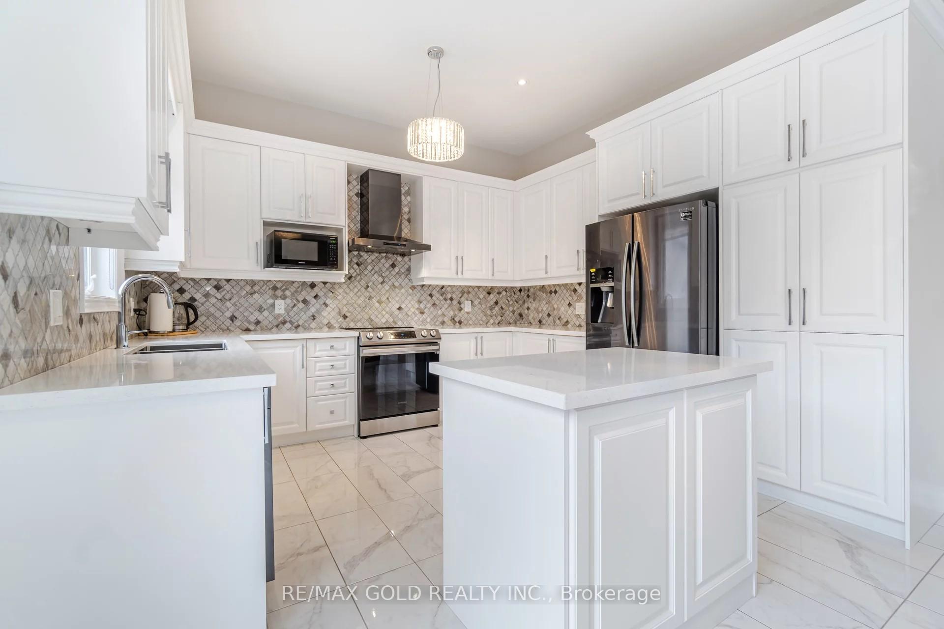 Photo 5 of 11 Carl Finlay Drive, Brampton, Toronto Gore Rural Estate — HOMEH