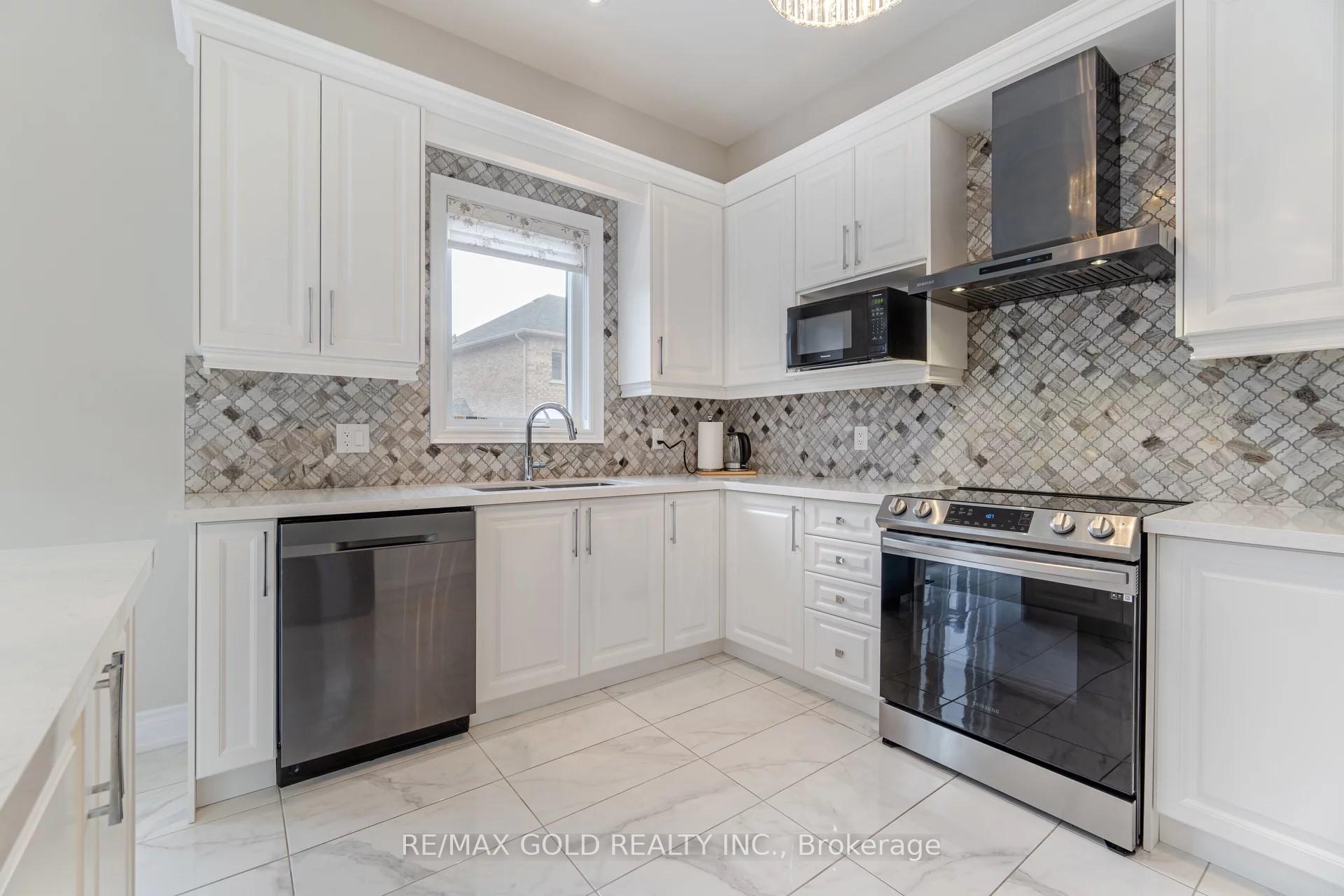 Photo 6 of 11 Carl Finlay Drive, Brampton, Toronto Gore Rural Estate — HOMEH