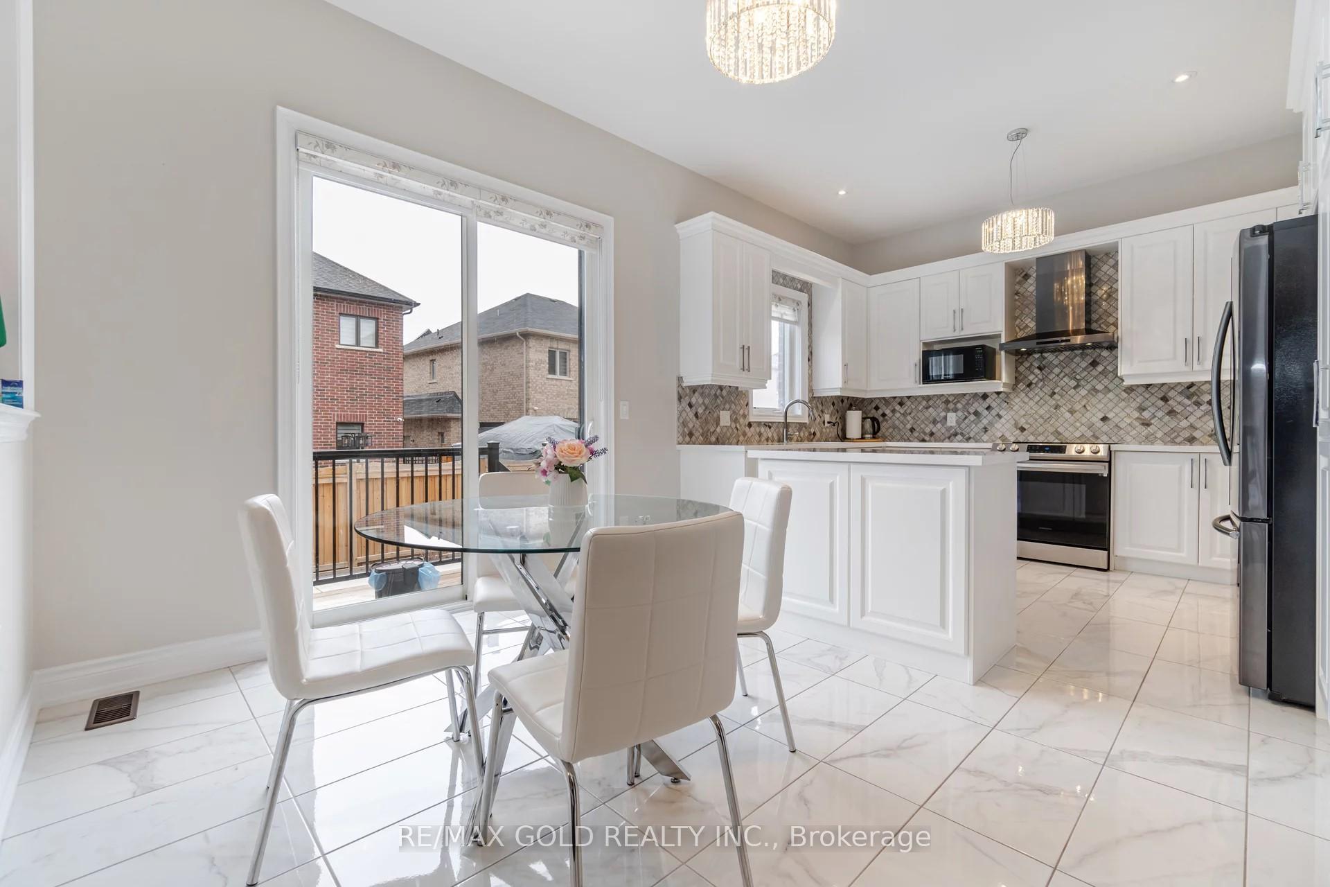 Photo 9 of 11 Carl Finlay Drive, Brampton, Toronto Gore Rural Estate — HOMEH