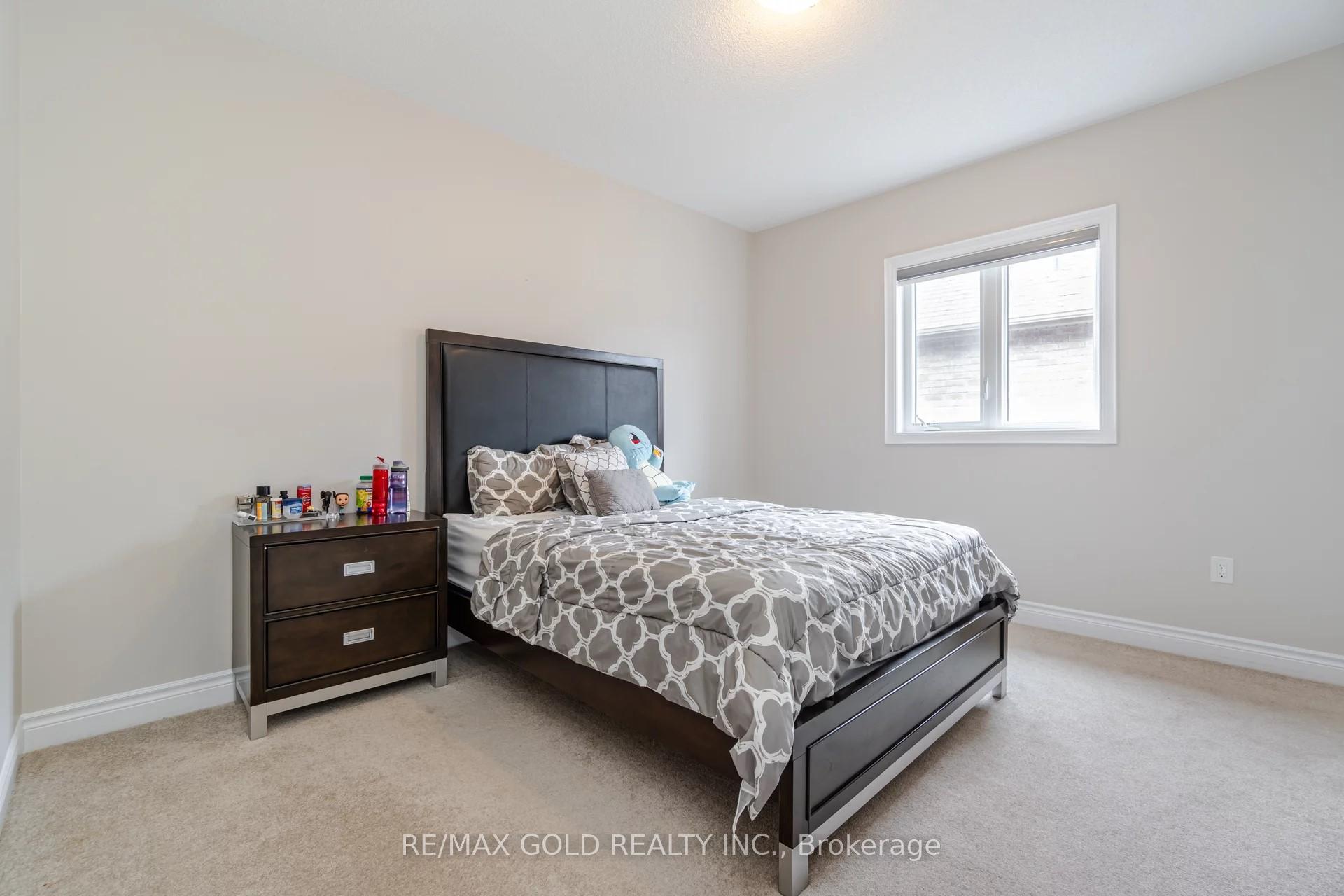 Photo 13 of 11 Carl Finlay Drive, Brampton, Toronto Gore Rural Estate — HOMEH