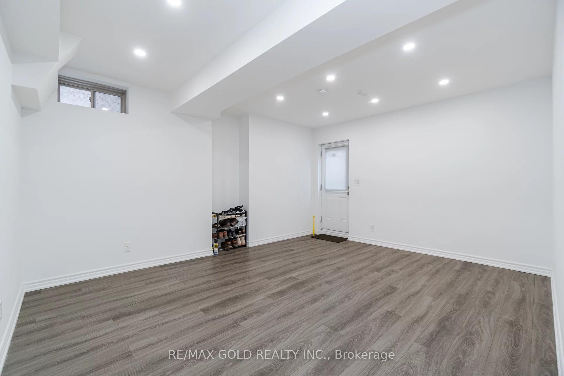 Photo 20 of 11 Carl Finlay Drive, Brampton, Toronto Gore Rural Estate — HOMEH