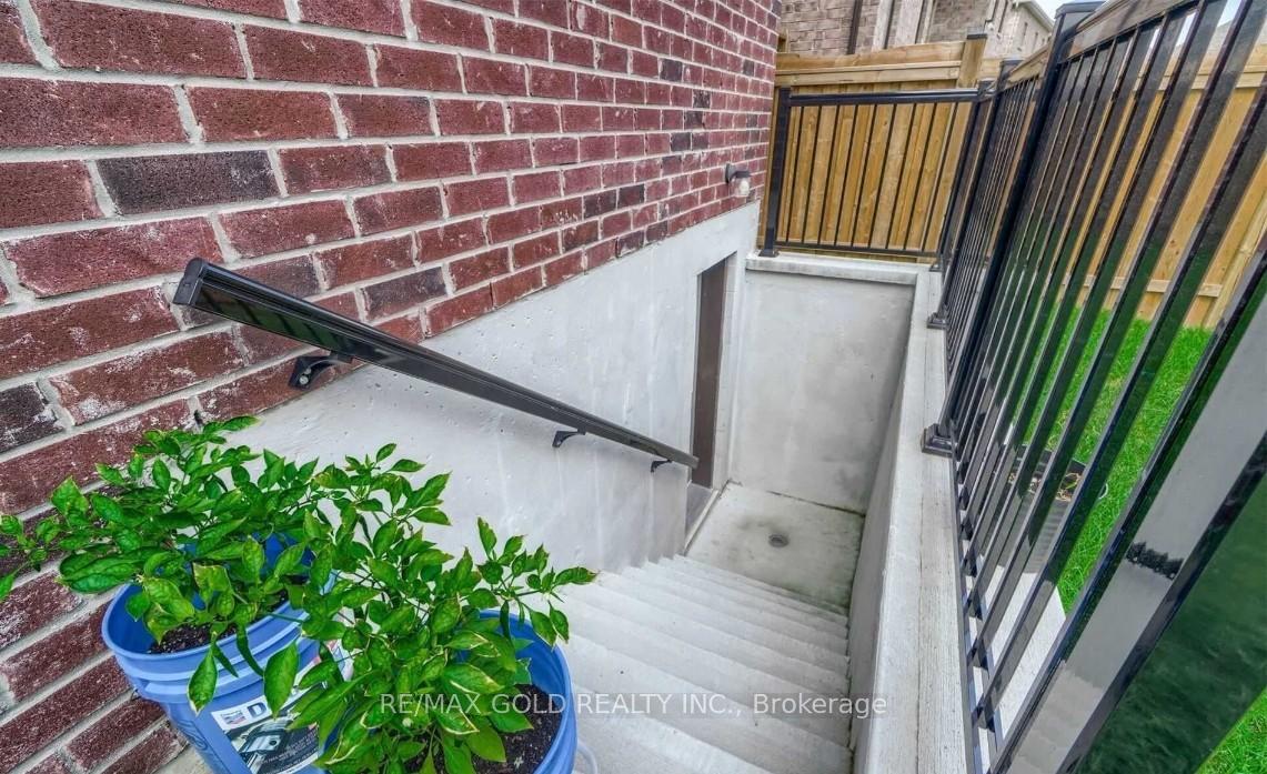 Photo 25 of 11 Carl Finlay Drive, Brampton, Toronto Gore Rural Estate — HOMEH