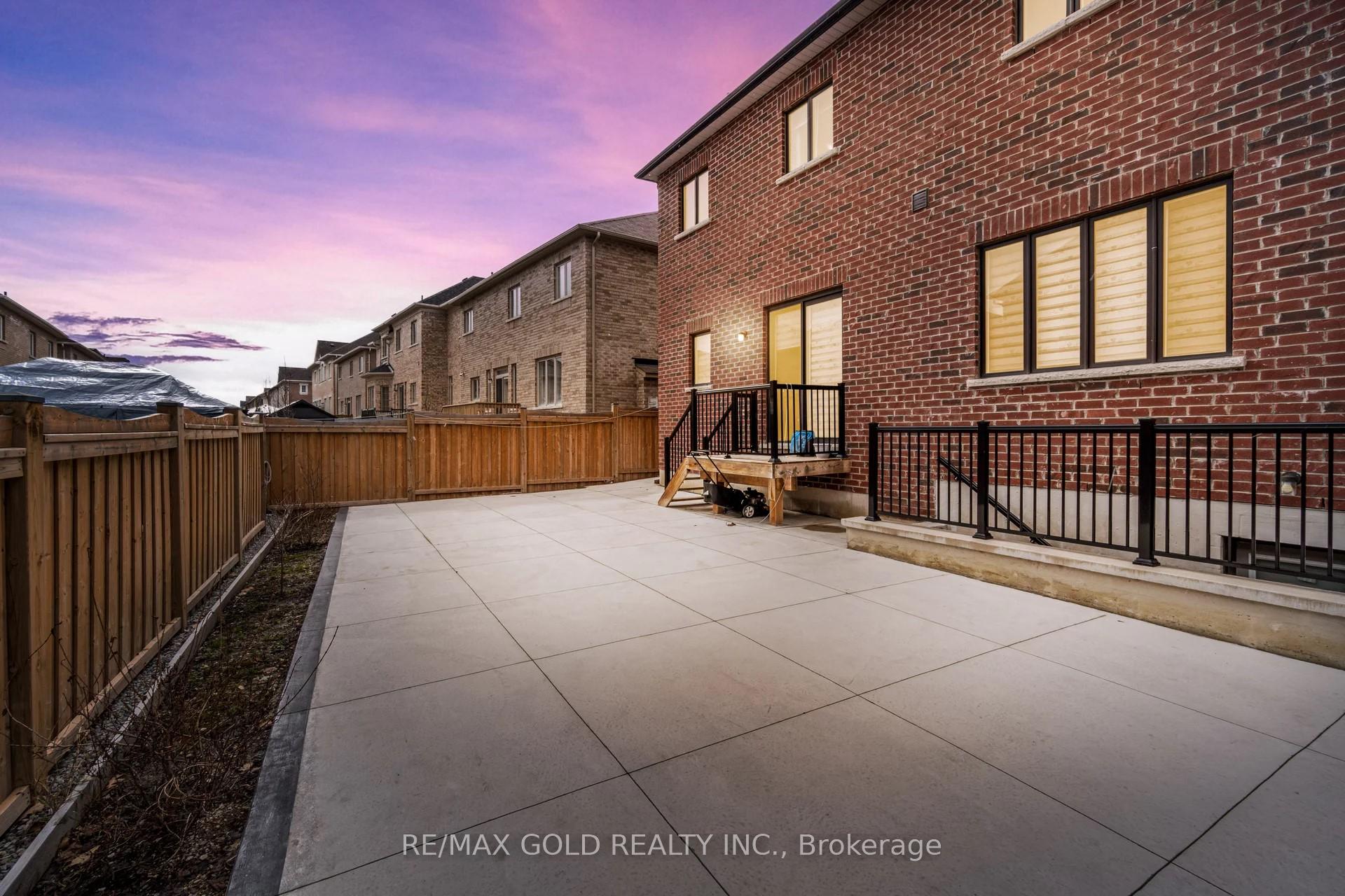 Photo 27 of 11 Carl Finlay Drive, Brampton, Toronto Gore Rural Estate — HOMEH