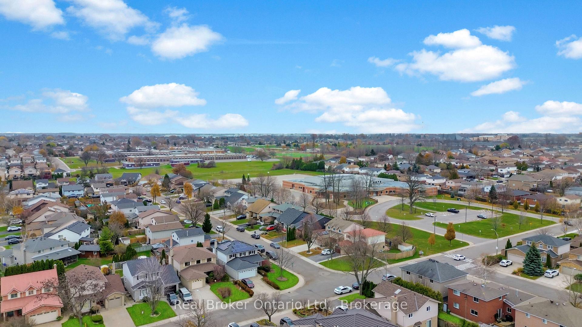 Photo 2 of 157 Twin Crescent, Hamilton, Butler — HOMEH