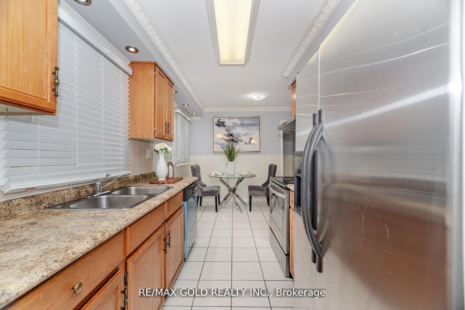 Photo 4 of 58 Kesteven Crescent, Brampton, Fletcher's Creek South — HOMEH