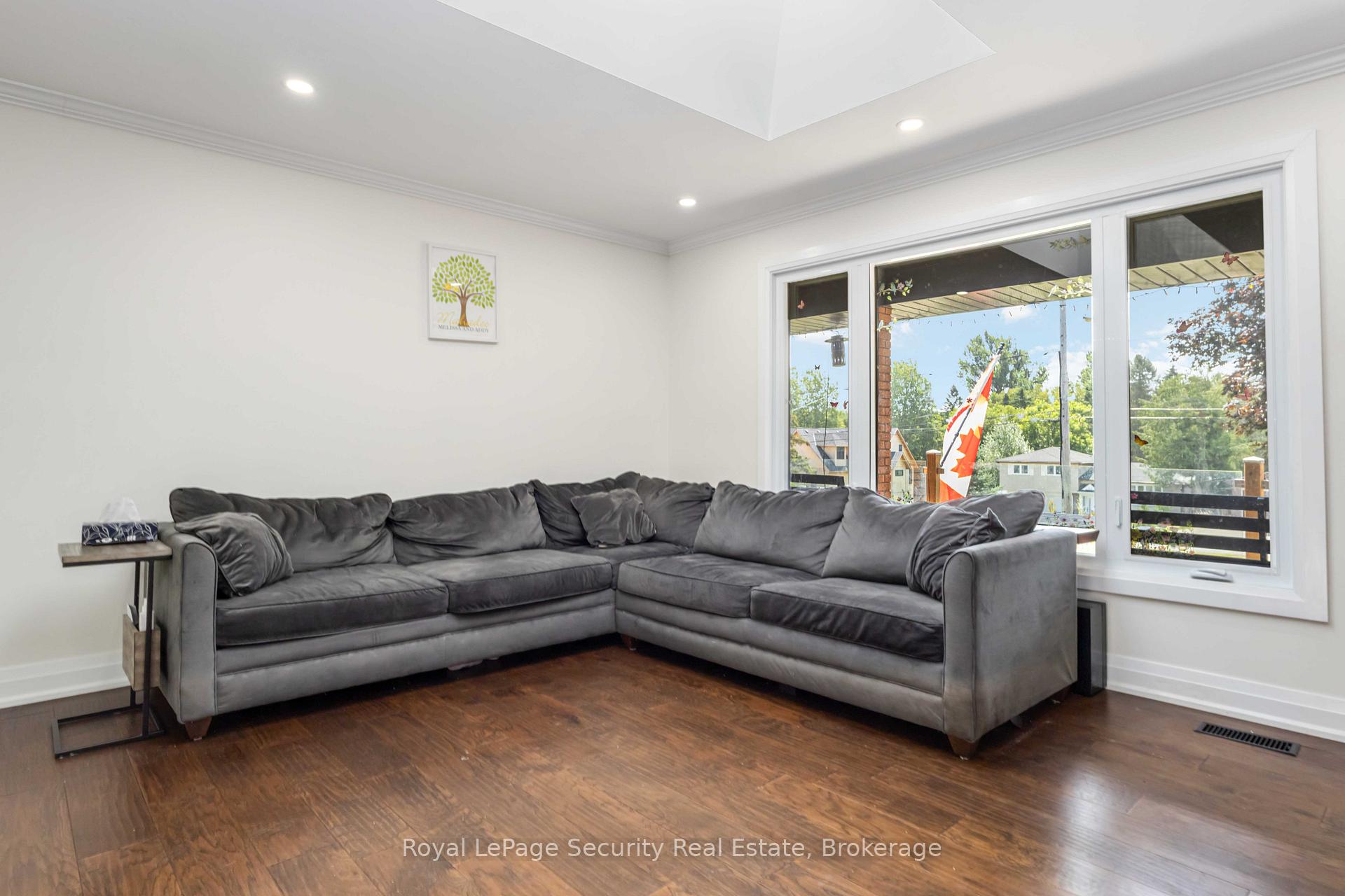 Photo 10 of 52 Young Street, Uxbridge — HOMEH