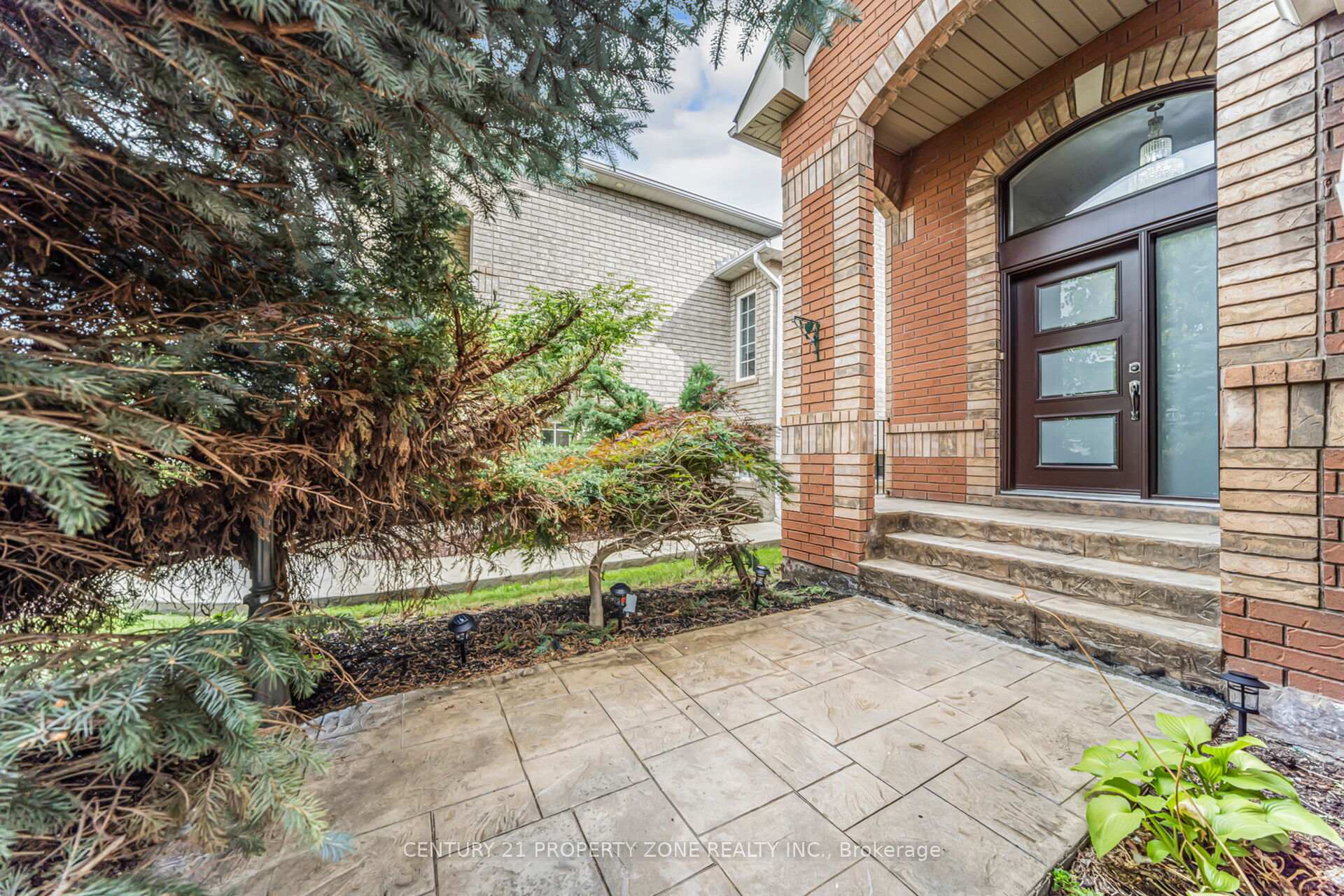 Photo 2 of 20 Robertson Davies Drive, Brampton, Snelgrove — HOMEH