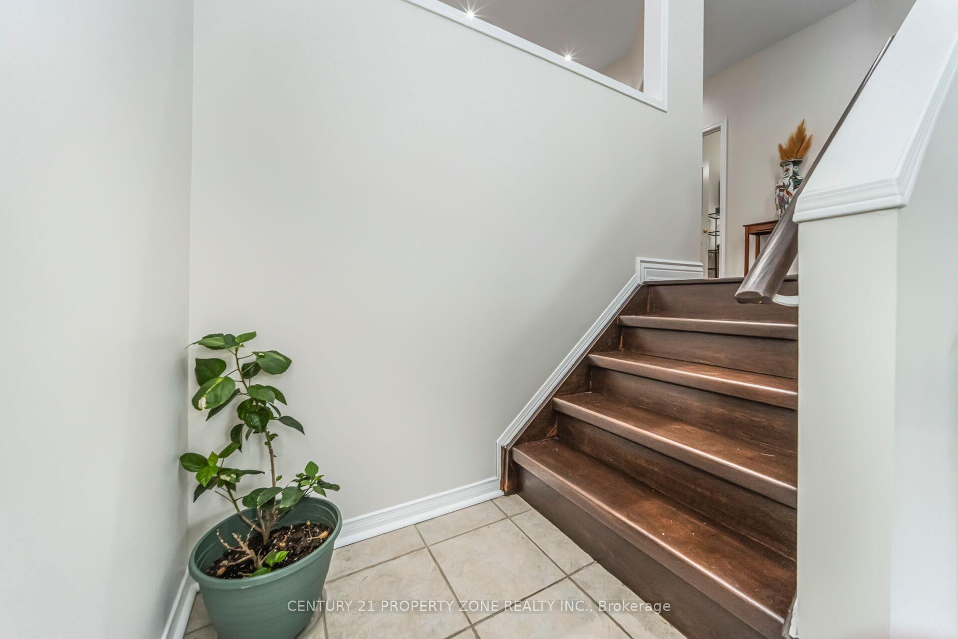 Photo 6 of 20 Robertson Davies Drive, Brampton, Snelgrove — HOMEH