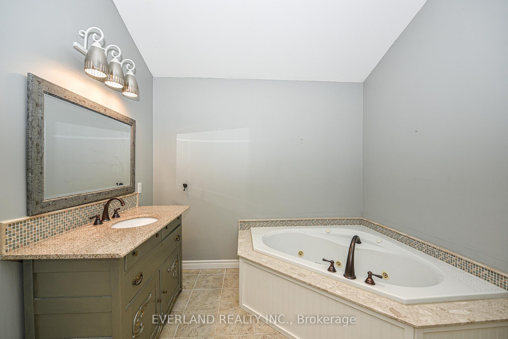 Photo 49 of 27001 Civic Centre Road, Georgina, Historic Lakeshore Communities — HOMEH