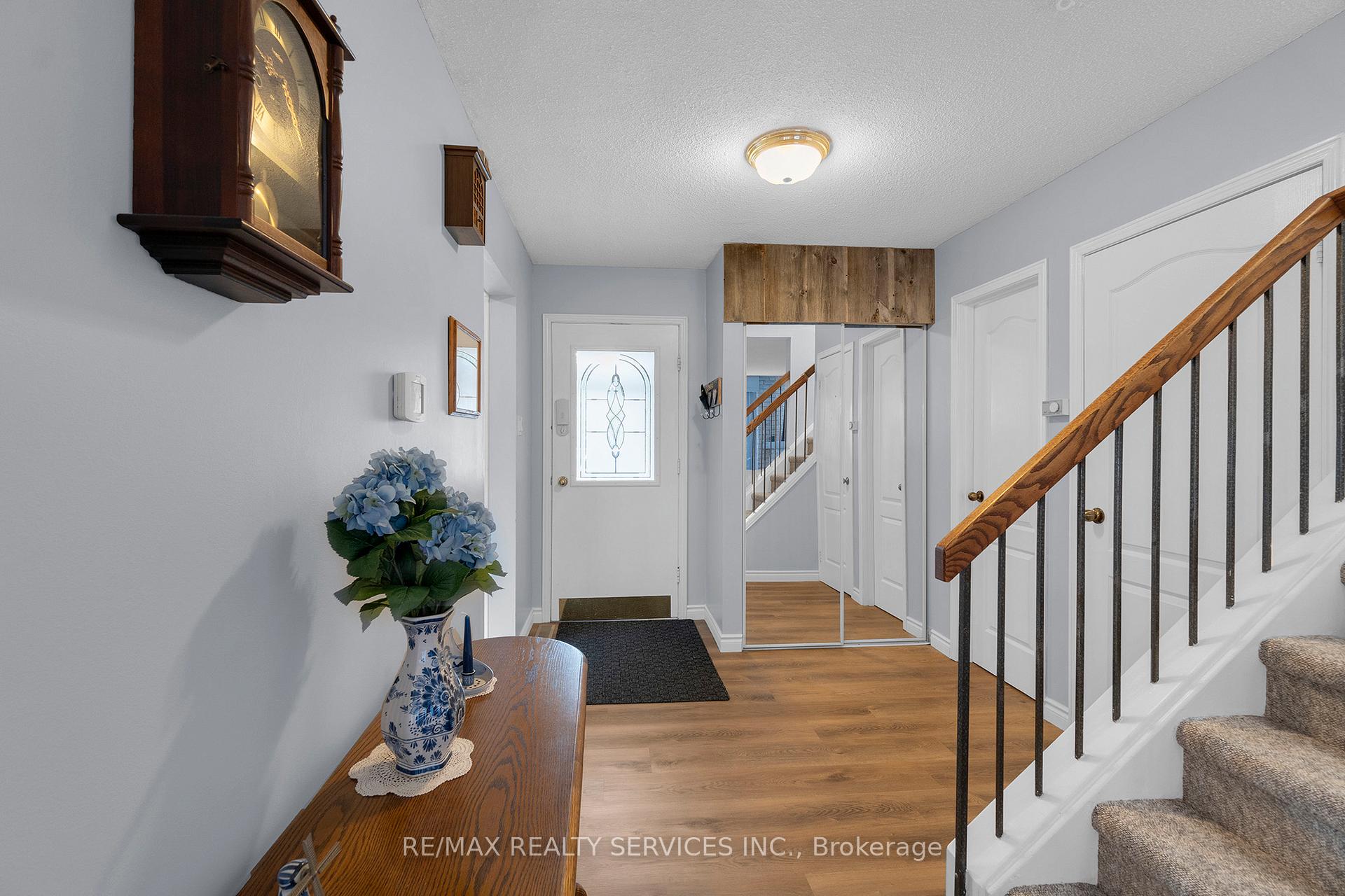 Photo 2 of 22 Nottawasaga Crescent, Brampton, Heart Lake West — HOMEH