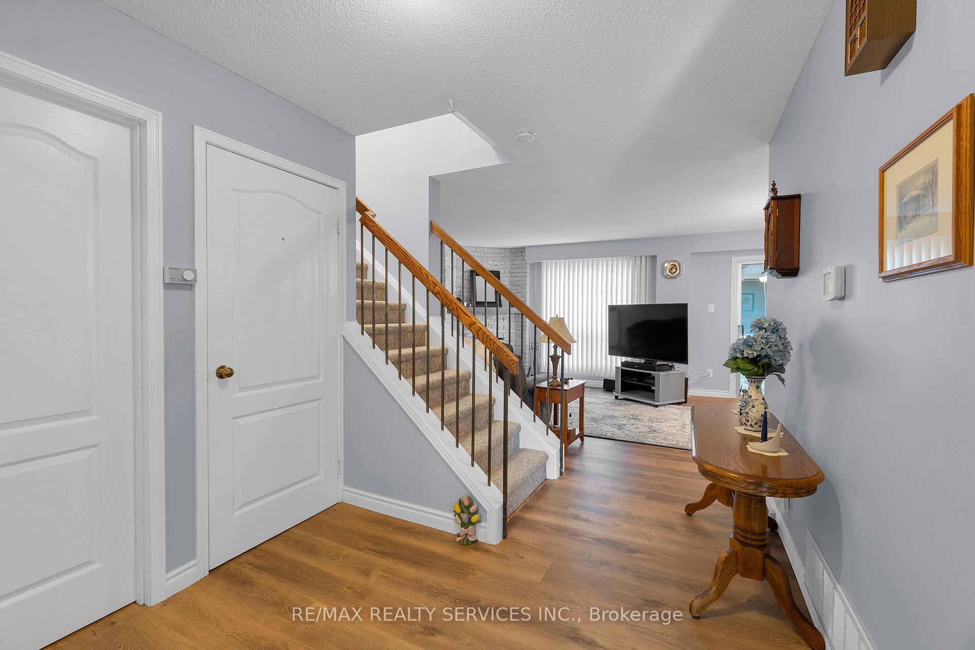 Photo 3 of 22 Nottawasaga Crescent, Brampton, Heart Lake West — HOMEH