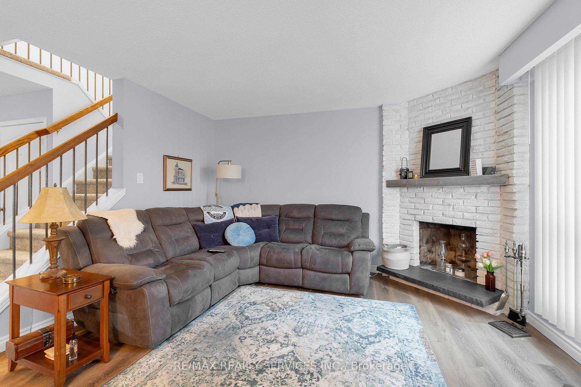 Photo 4 of 22 Nottawasaga Crescent, Brampton, Heart Lake West — HOMEH